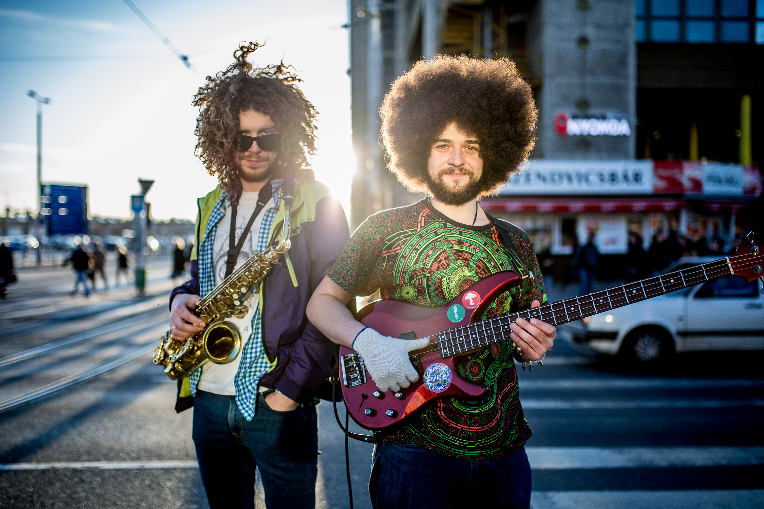 „Szeretünk pozitív energiát teremteni” – két zenészsrác az utcáról, akik feldobják a reggeleinket