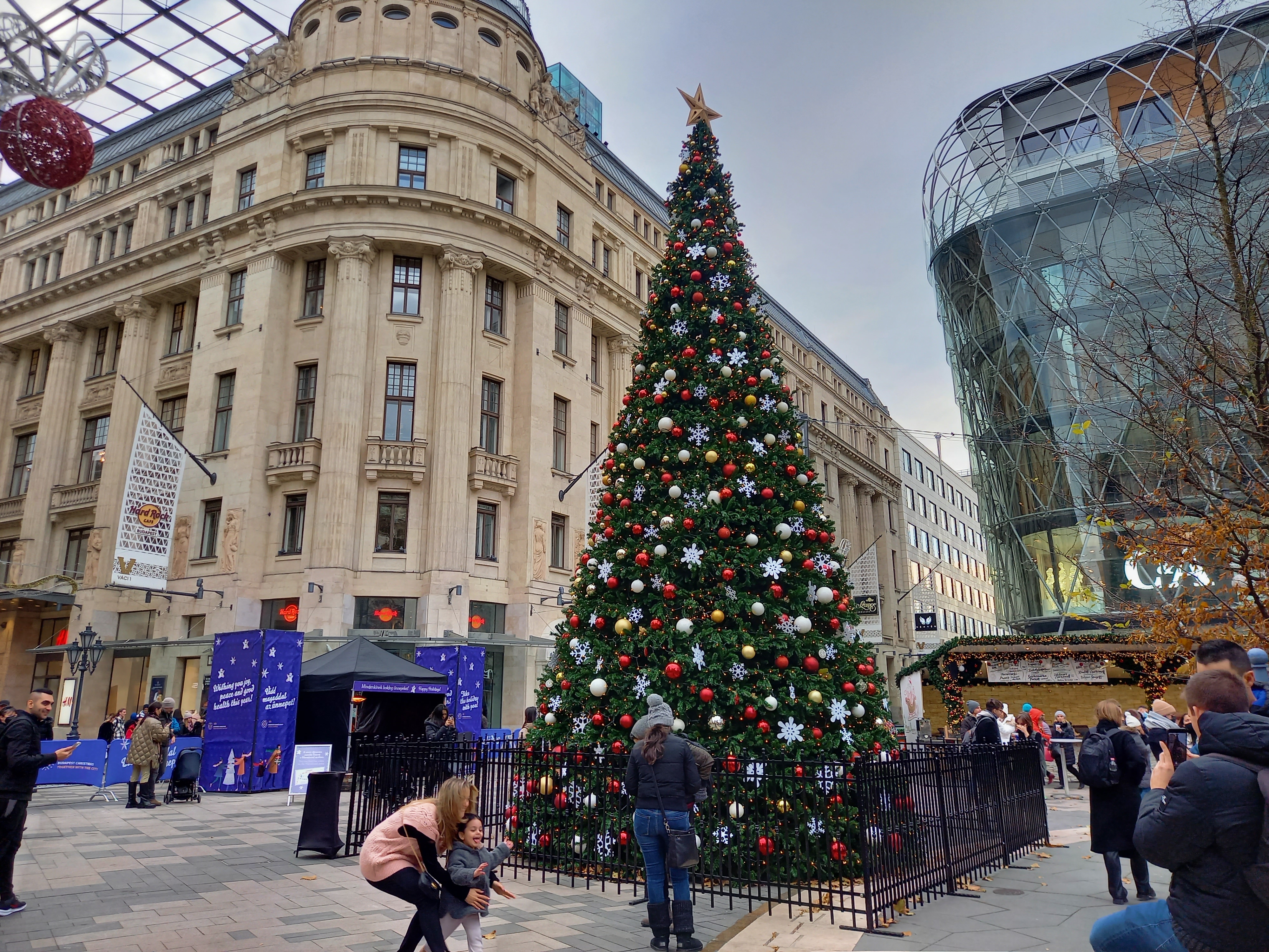 Megnyitott az Adventi és Karácsonyi Vásár a Vörösmarty téren – Közel 50 kiállítótól vásárolhatunk az ünnepekre