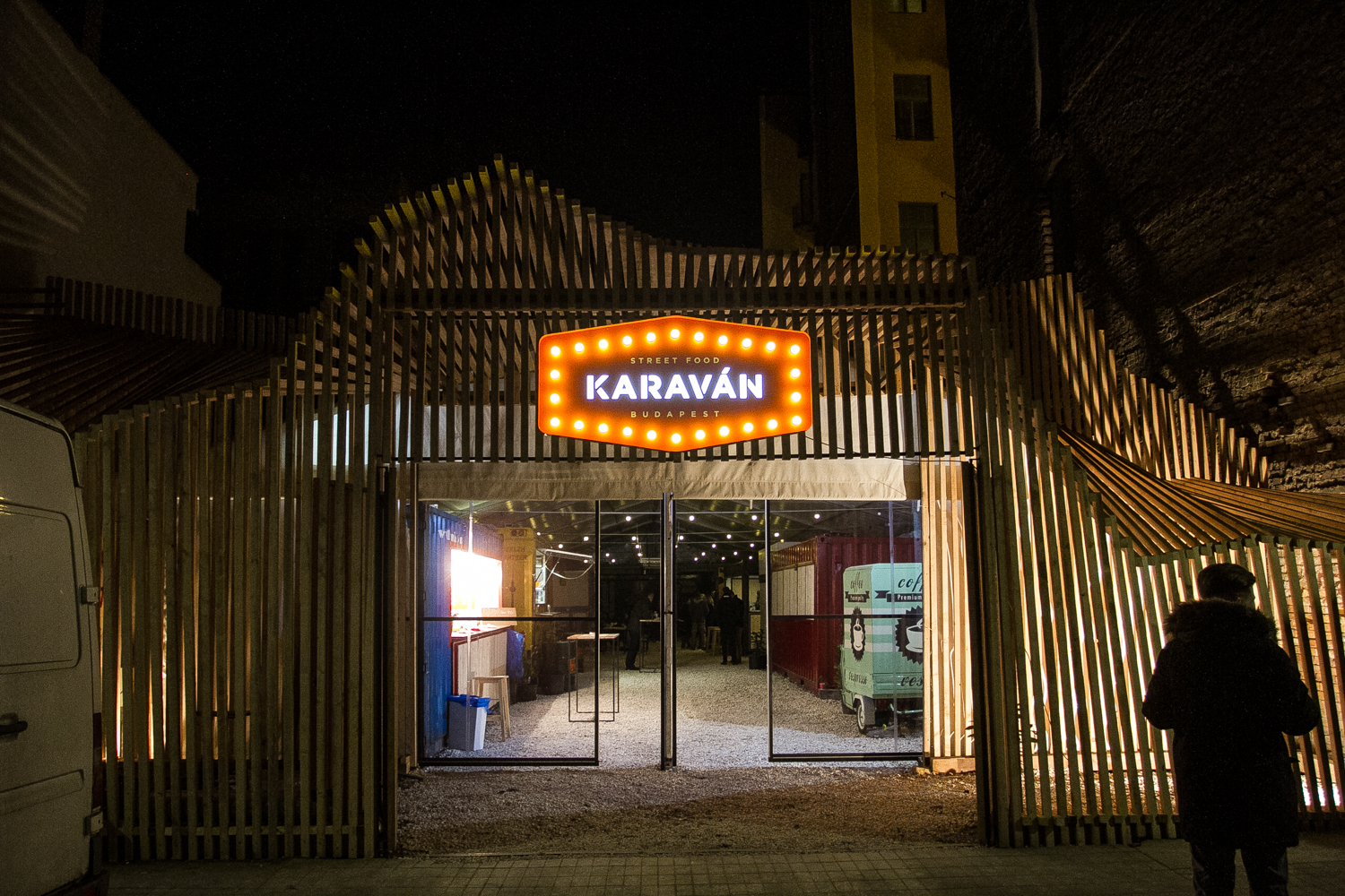 Karaván Budapest – street food udvar nyílik a Kazinczy utcában