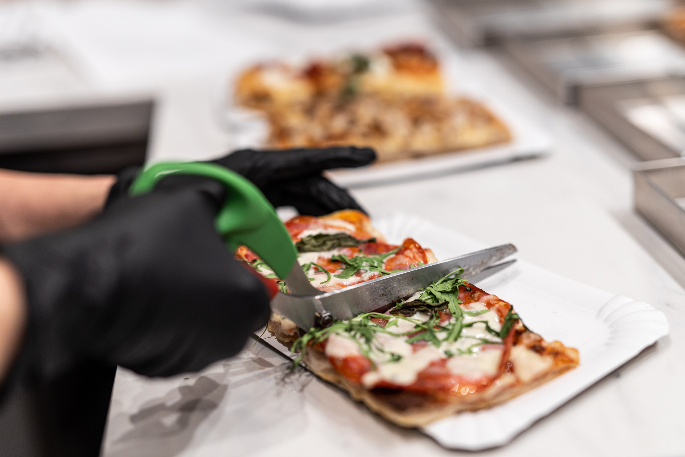 Ide veled, római pizza! – Új kedvencünk a Pozsonyi úton nyílt pizzaszeletbár