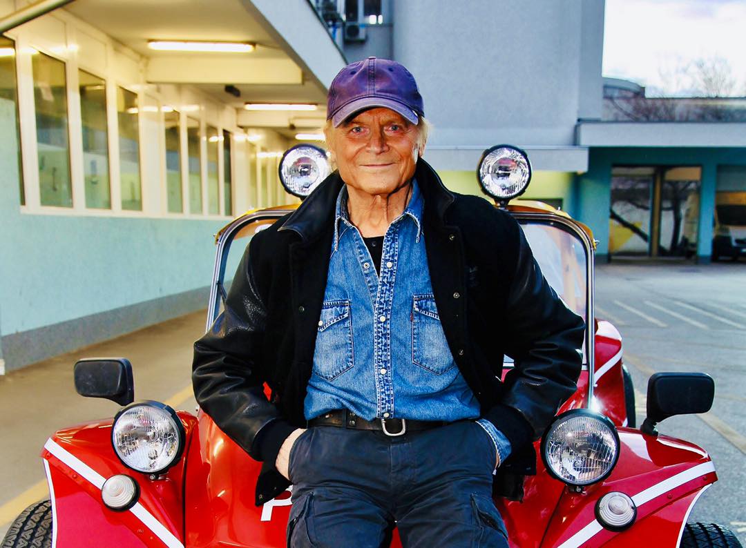 Video: Terence Hill turns heads with his red buggy in Budapest – for a great cause