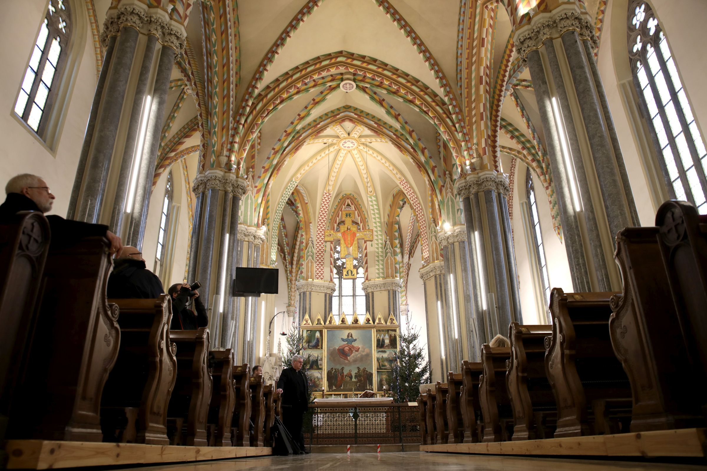 Restaurálták a Főplébánia-templom „Mátyás oratóriumát” – reneszánsz falfirkák és skiccek is előkerültek
