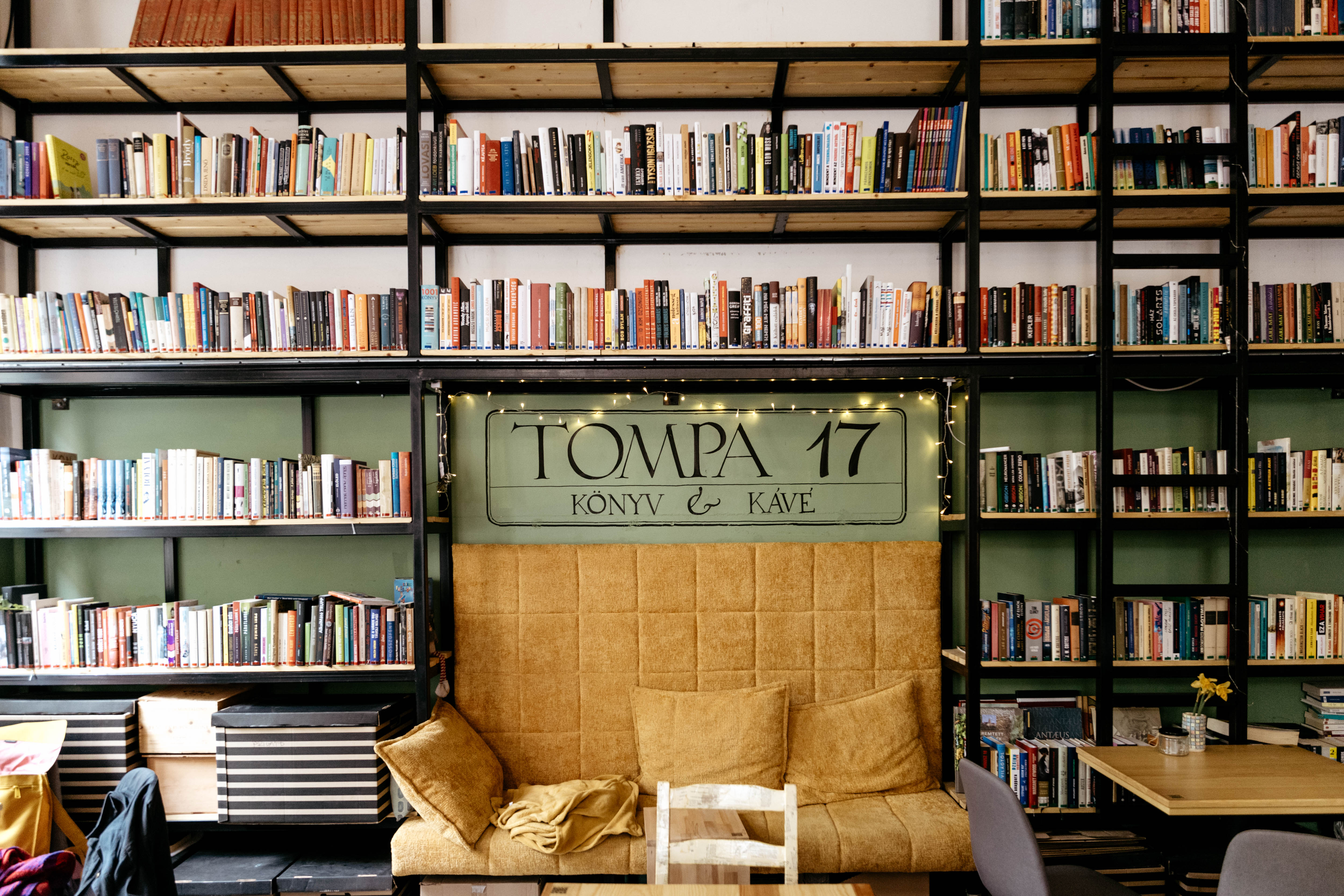 A kávézó, ami olyan, mint egy könyvekkel teli, nagy nappali – Megnéztük a Tompa17 kávézót