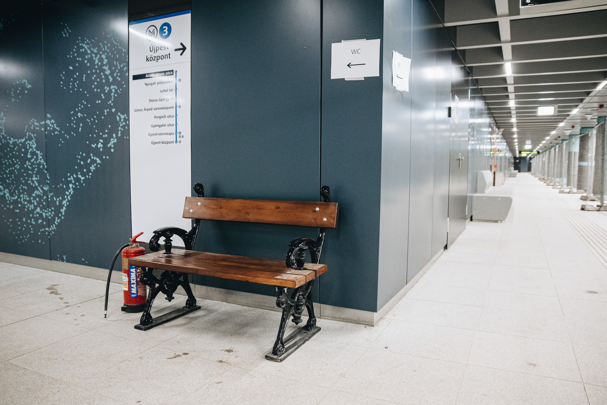 Képeken a felújított Arany János utcai metróállomás – Kányádi Sándor padja is visszakerült eredeti helyére