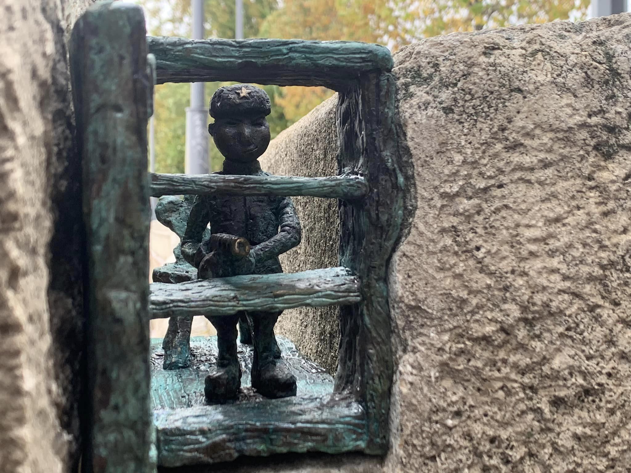 „Az oroszok már a spájzban vannak” – Ezúttal a Várkert Bazár mellé, a budai rakpartra került a legújabb Kolodko-szobor