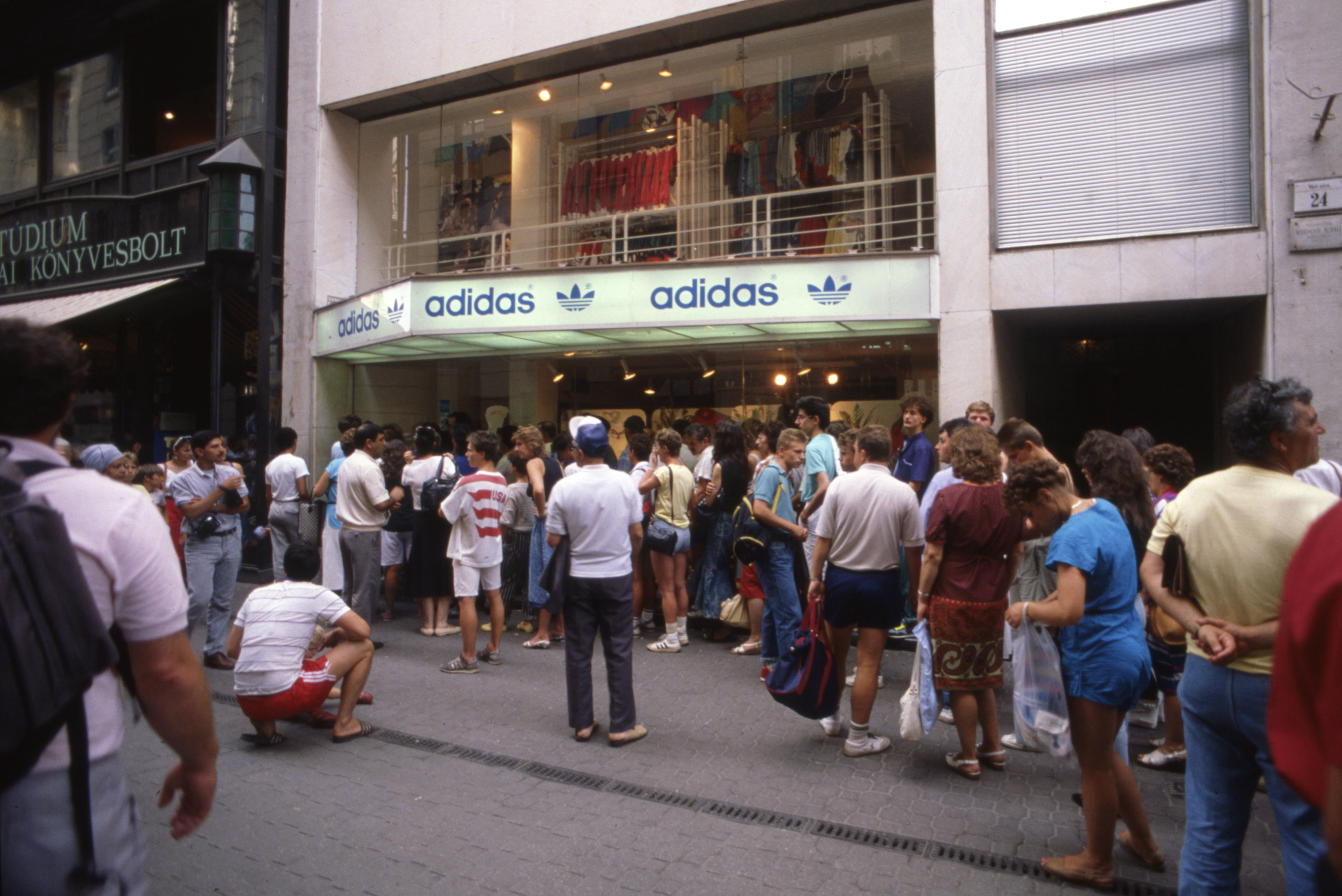 Háromcsíkos sportruha-forradalom, avagy az első Adidas bolt a Váci utcában – retró nyugati nyitások Budapesten