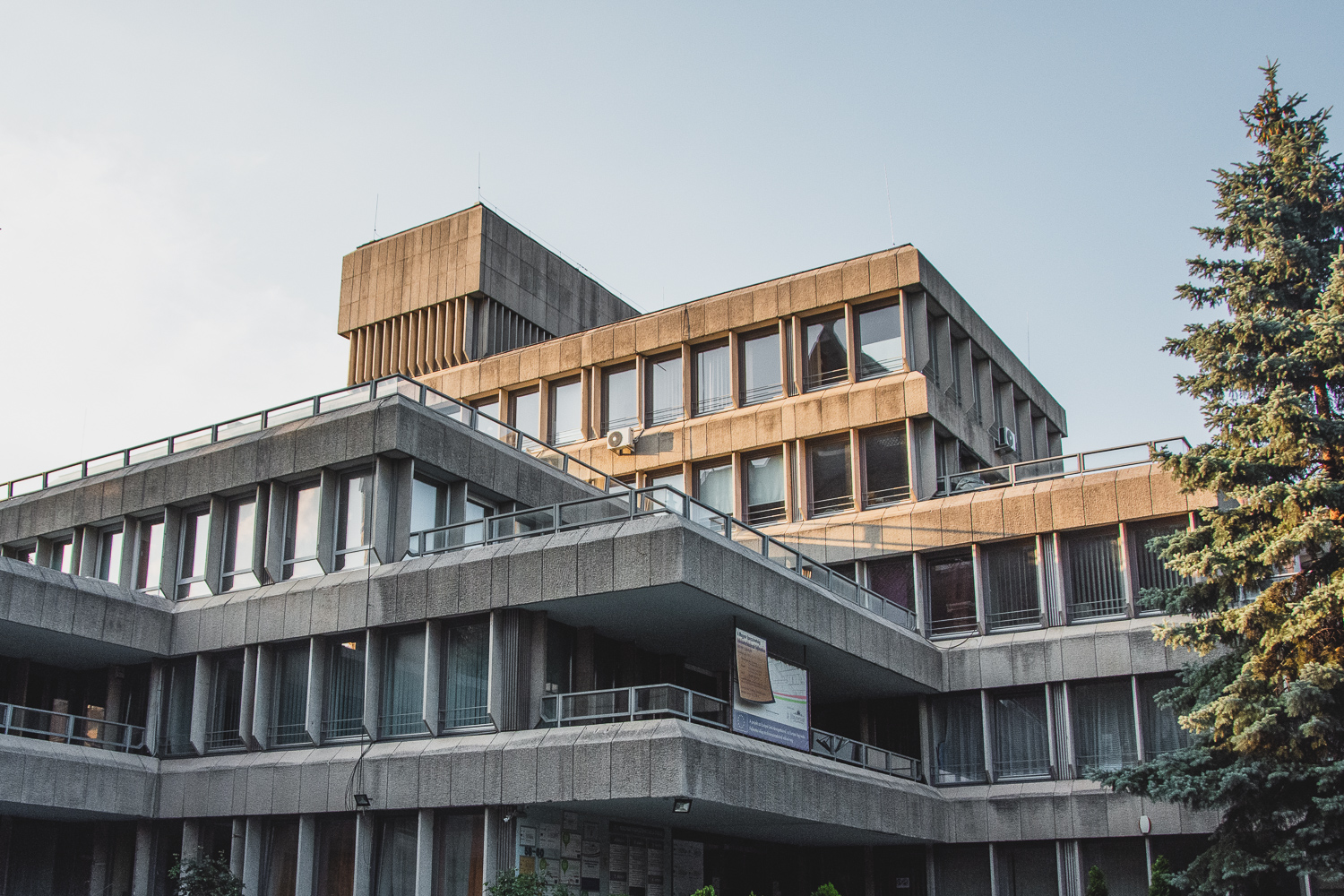 Megszeretni a szocialista korszak építészetét? – a zuglói brutalista: avagy az OKISZ-székházban jártunk