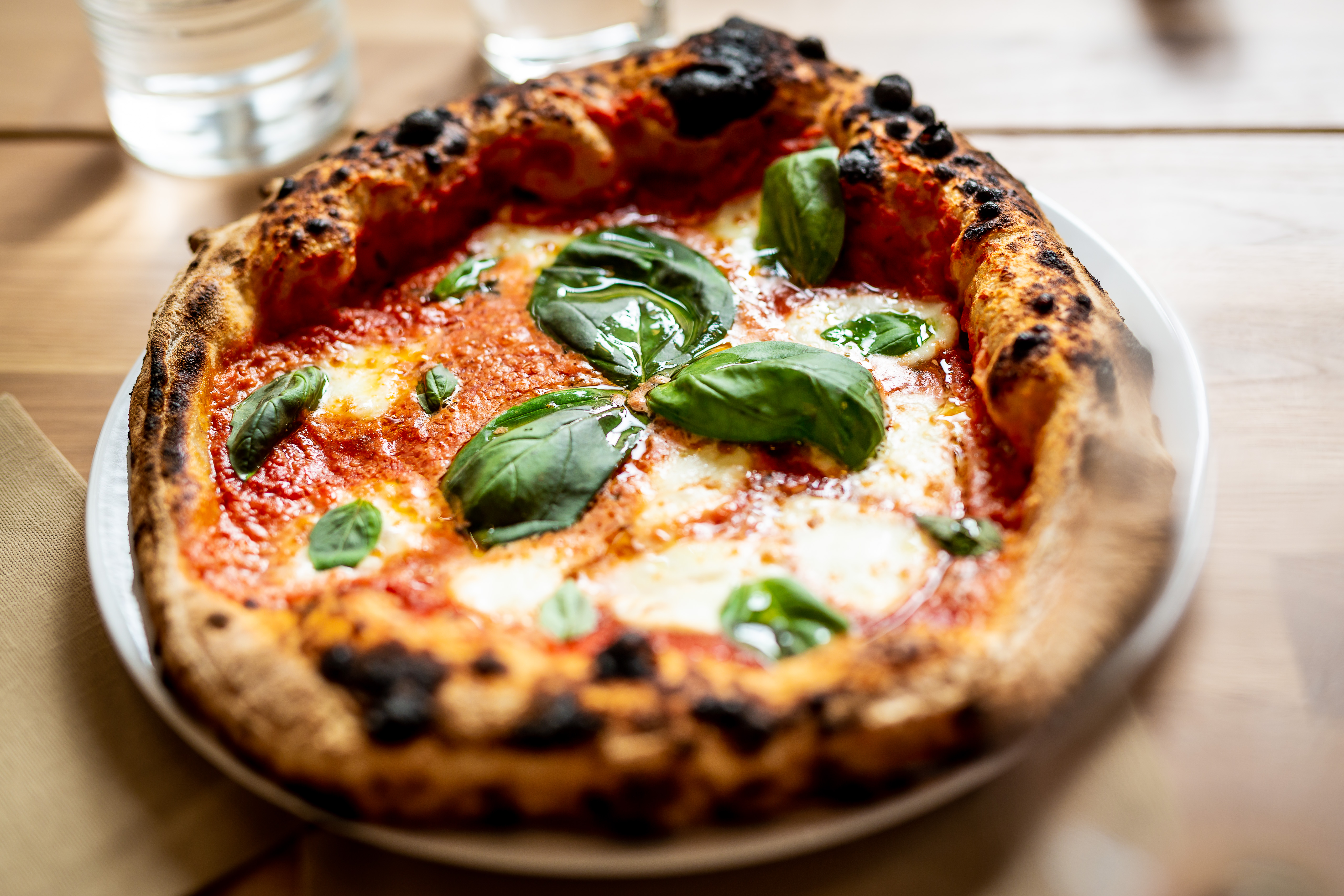Stílusos pizzéria olaszos virtussal a VII. kerületben – megnyílt a Belli di Mamma