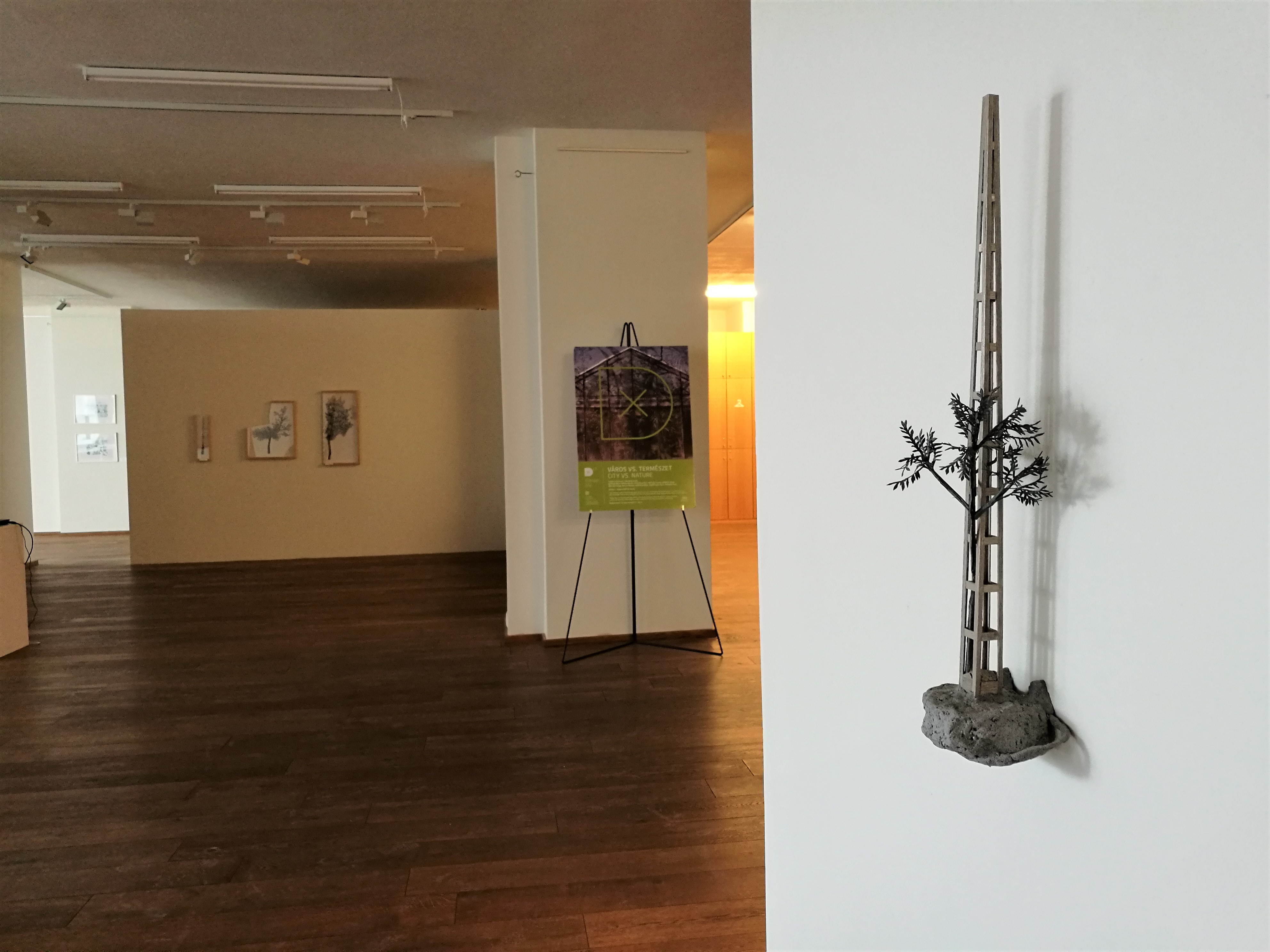 A villanyoszlopból is kinőhet a fa – Város vs. természet kiállítás