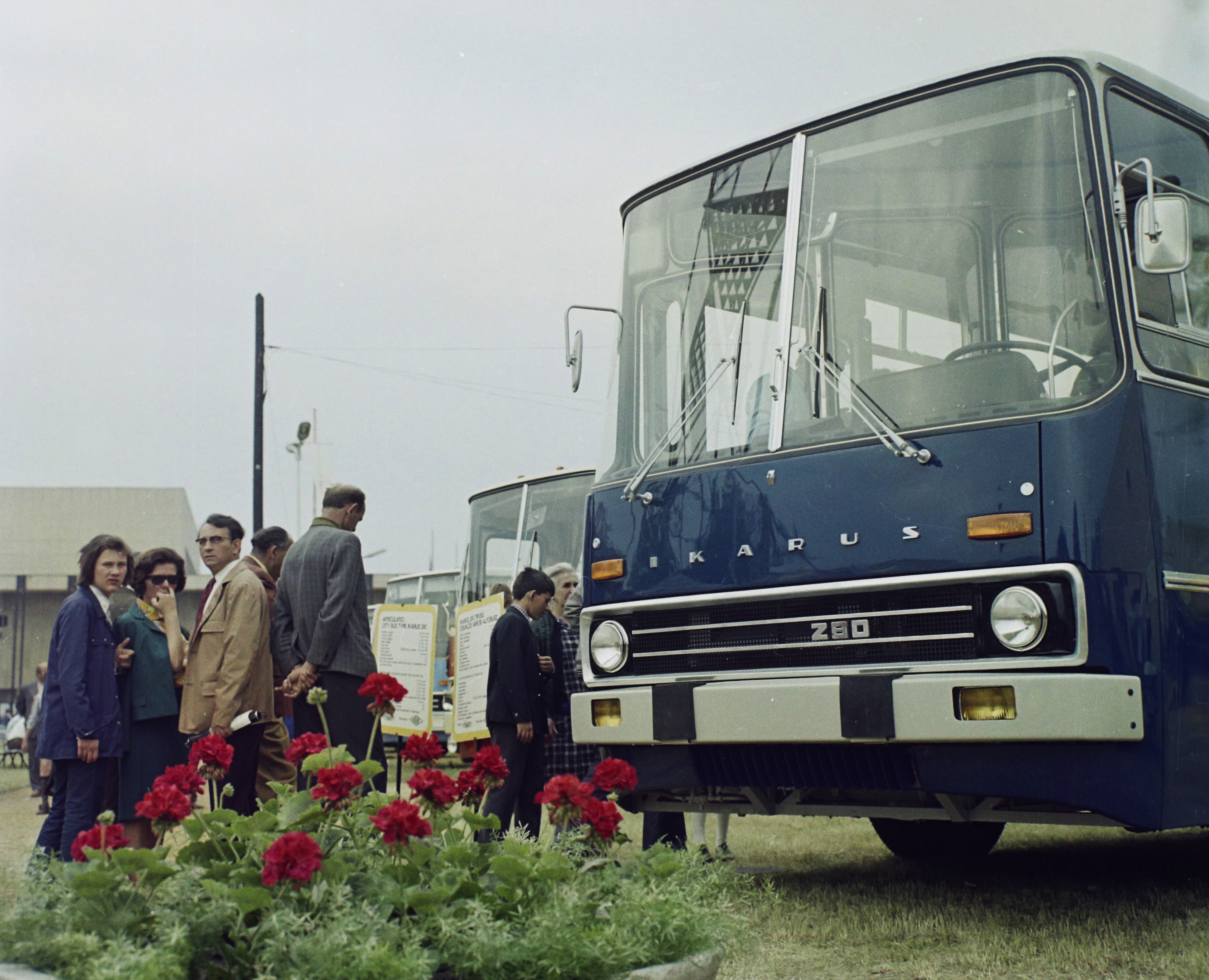 50 év után búcsúznak Budapest kedvenc buszai, a 200-as Ikarusok – Képgaléria