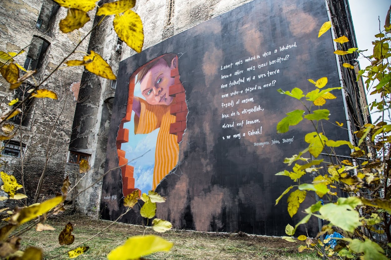Elfogadás Fala – hajléktalan művészek festettek tűzfalat