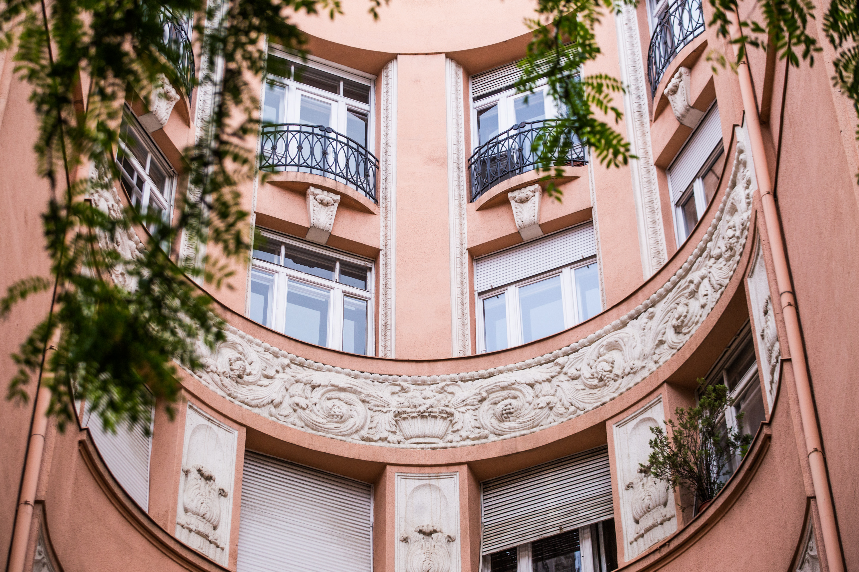 Budapest kevésbé ismert, de annál izgalmasabb házai: a franciaudvaros bérházak