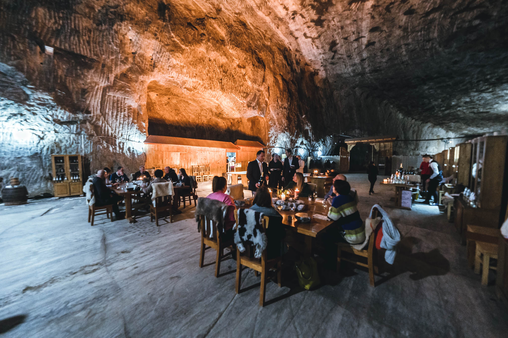 Nem hétköznapi utazás a föld alá – A SALT és a székelyföldi Páva Étterem közös vacsoráján jártunk a parajdi sóbányában