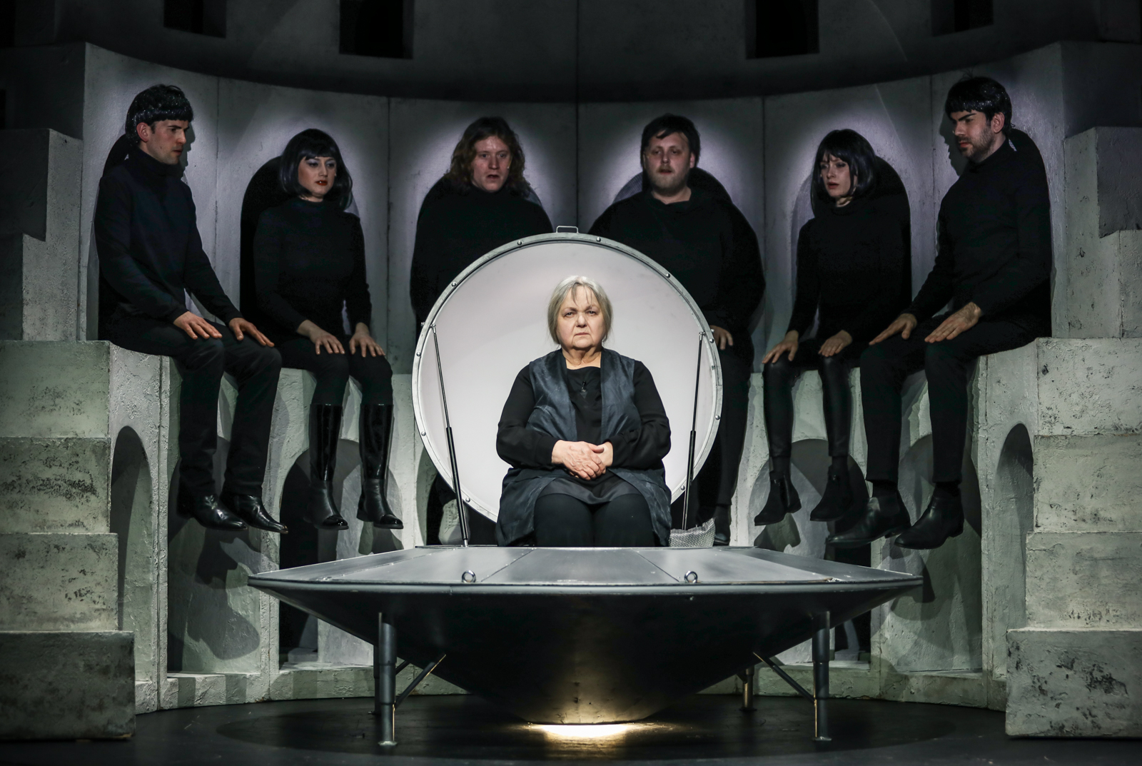 Ufó landolt a Colosseumban – Megnéztük az Örkény Színház új bemutatóját