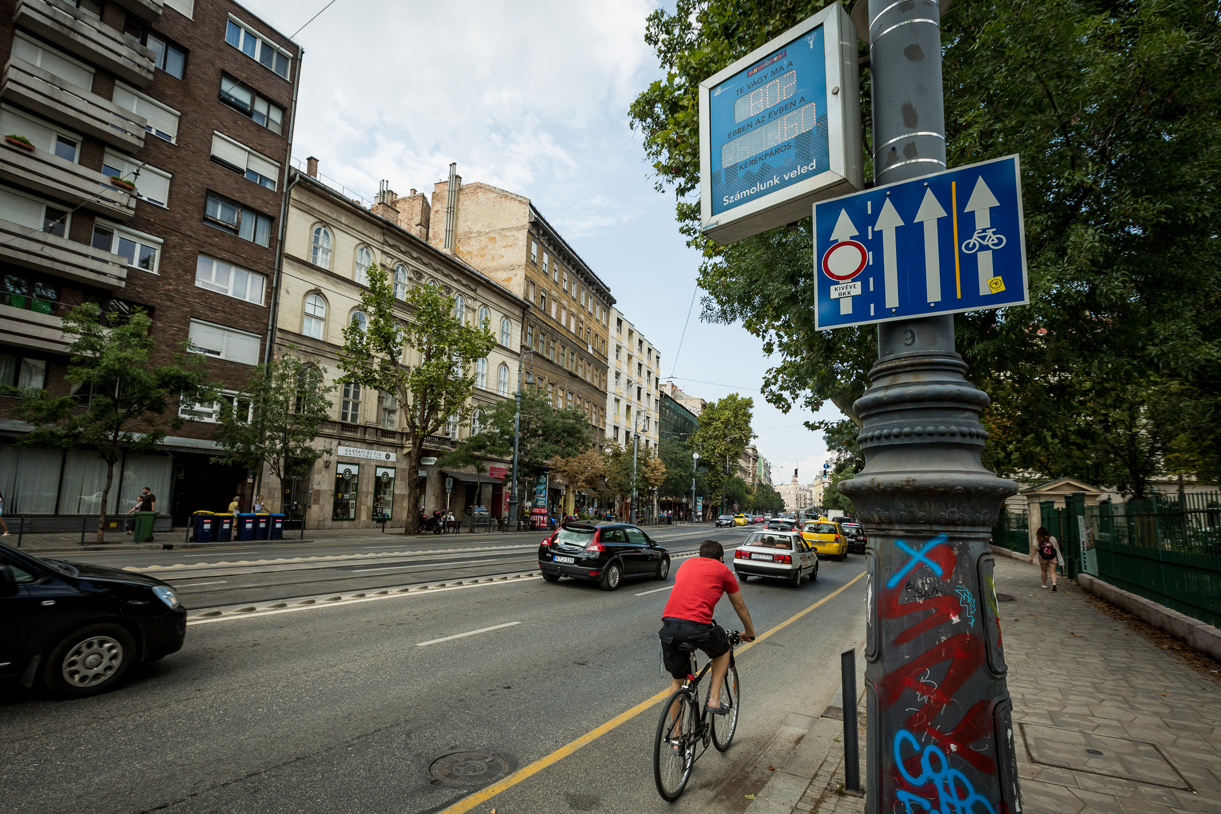 Új biciklisávot létesít a BKK a Ferenc körúton