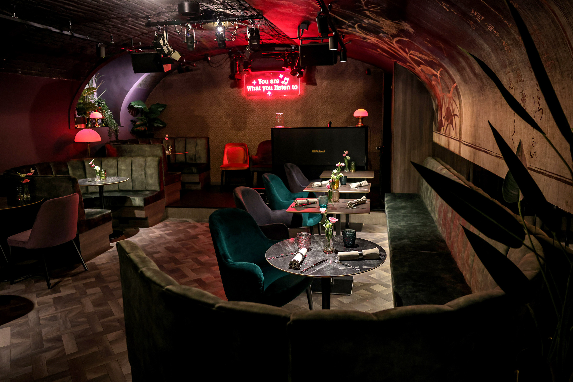 Ahol szerdától szombatig élő zenés estéken mulathatunk a régi nótákra: IKON Piano Bar