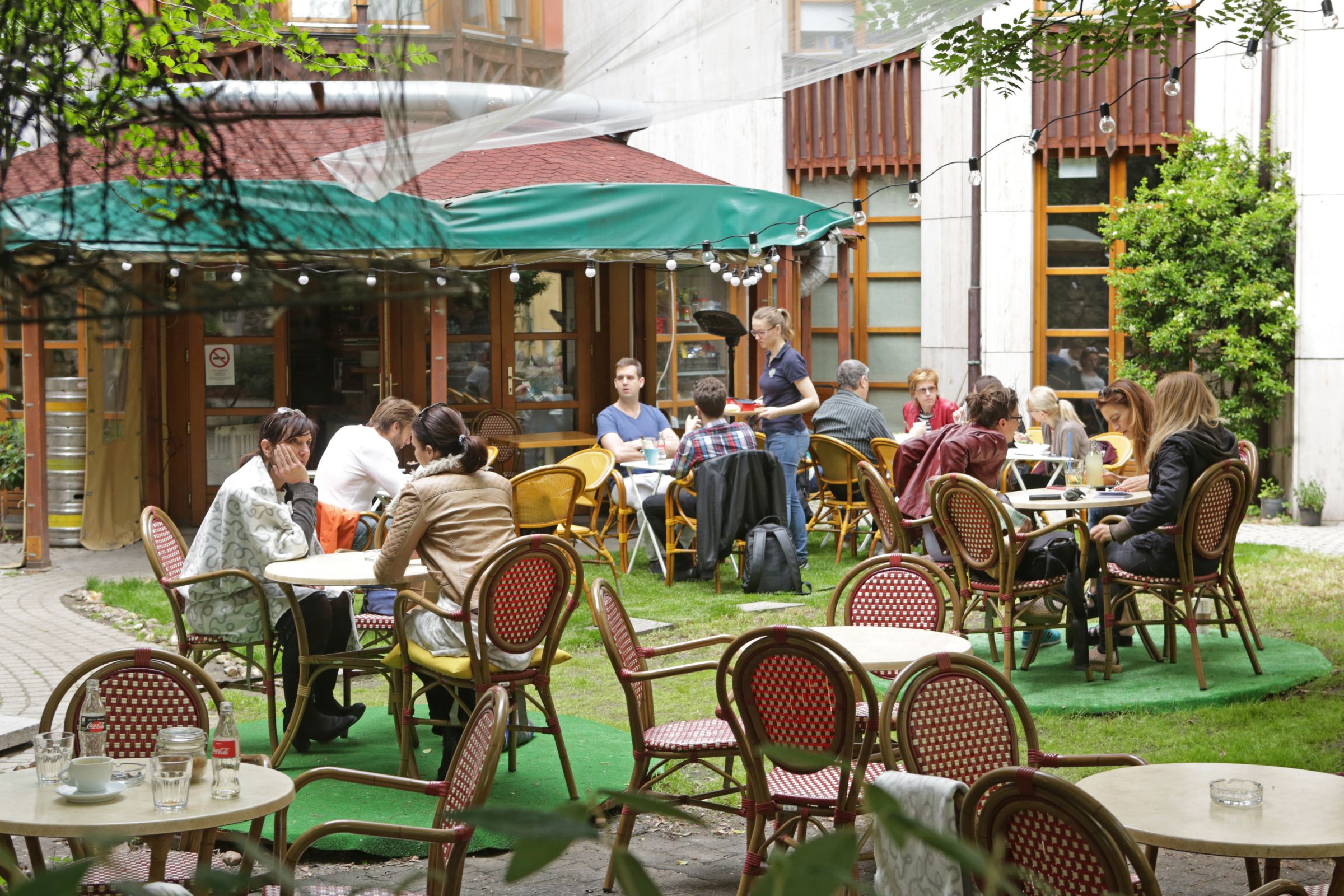 Titkos kert a Hattyúháznál – Bereg Bar & Cafe