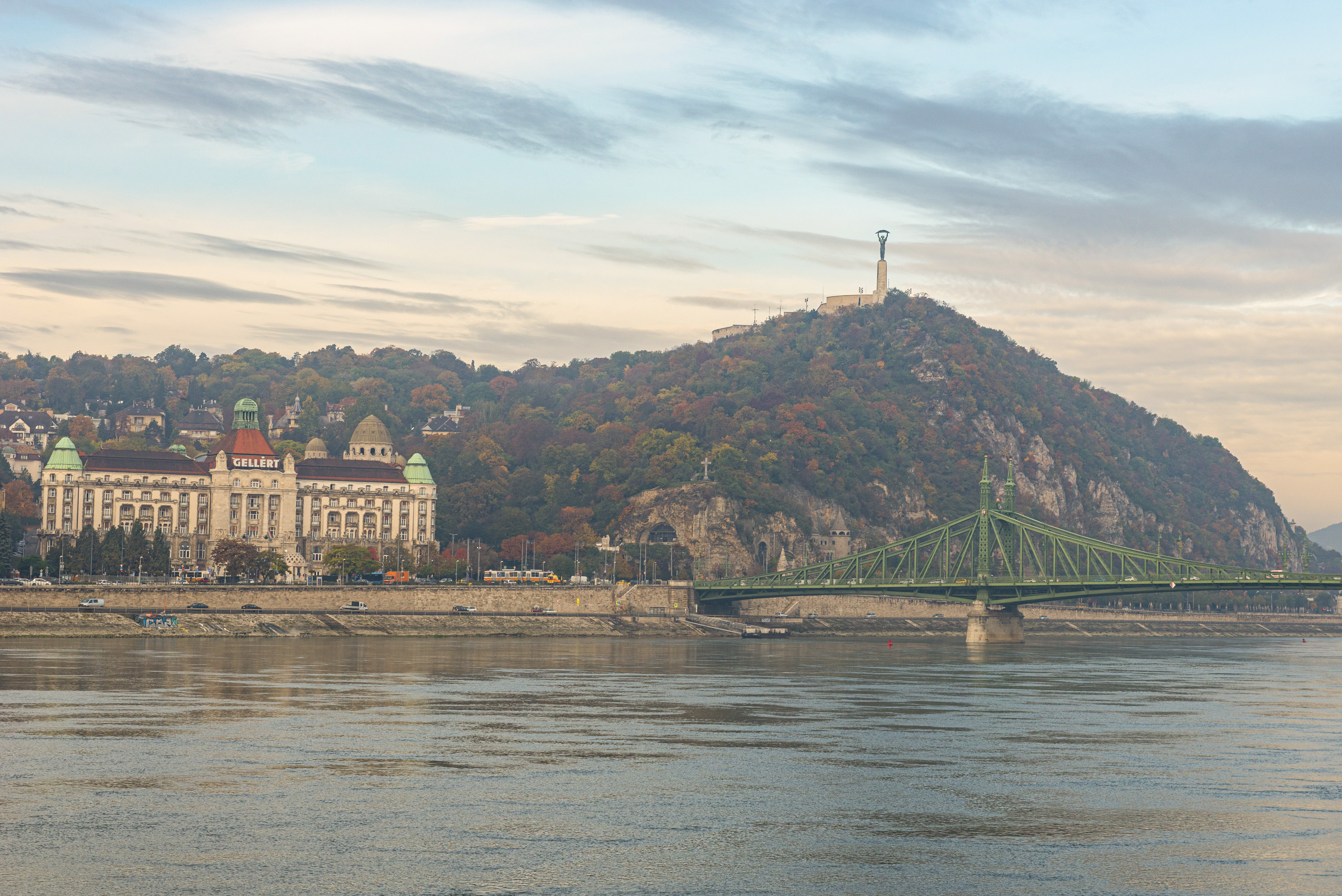 Kötélen, biztosítás nélkül sétál át egy artistaművész a Duna felett 