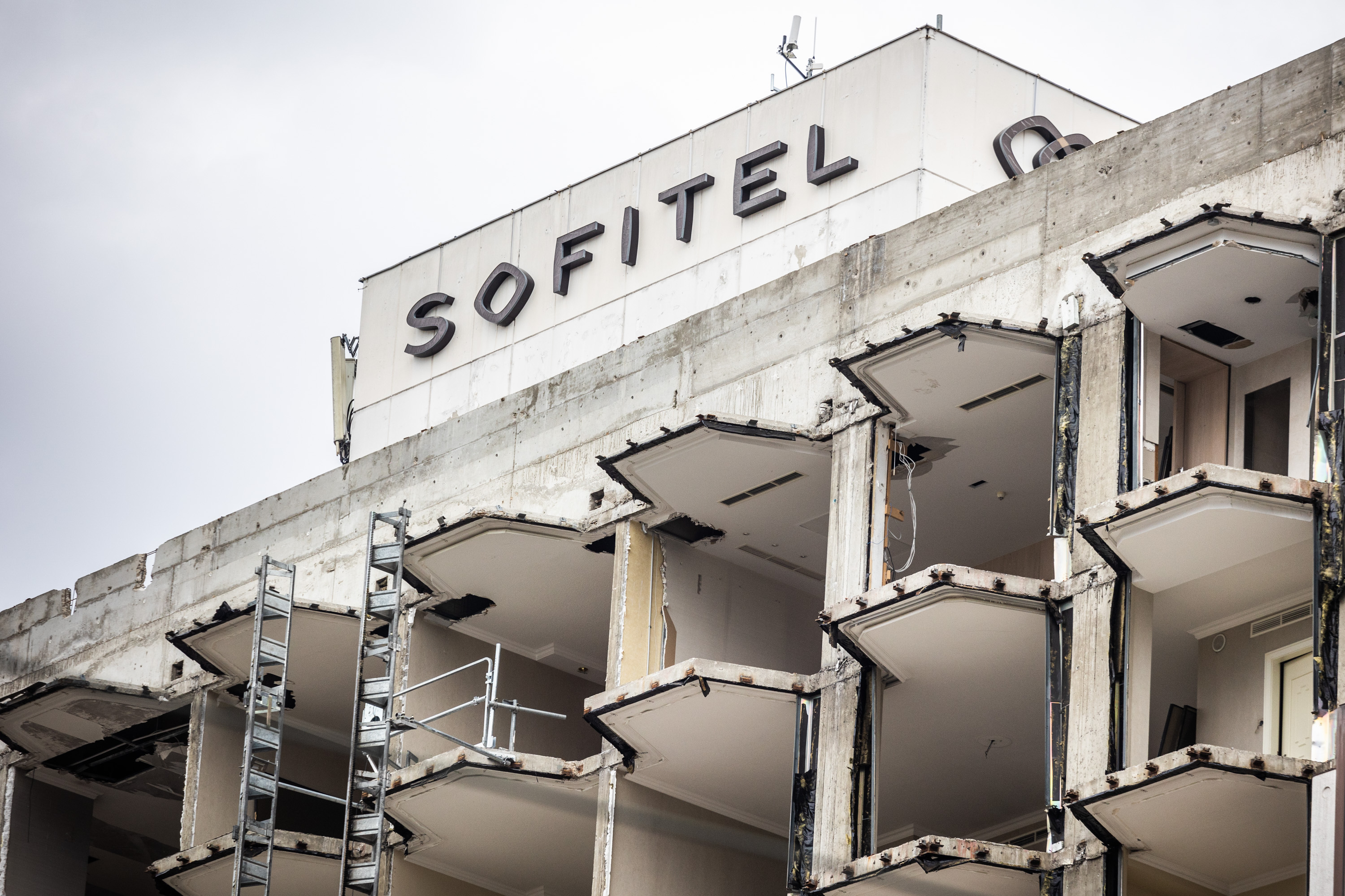 Ha a szálloda mesélni tudna: így zajlik a Sofitel részleges bontása – Képgaléria