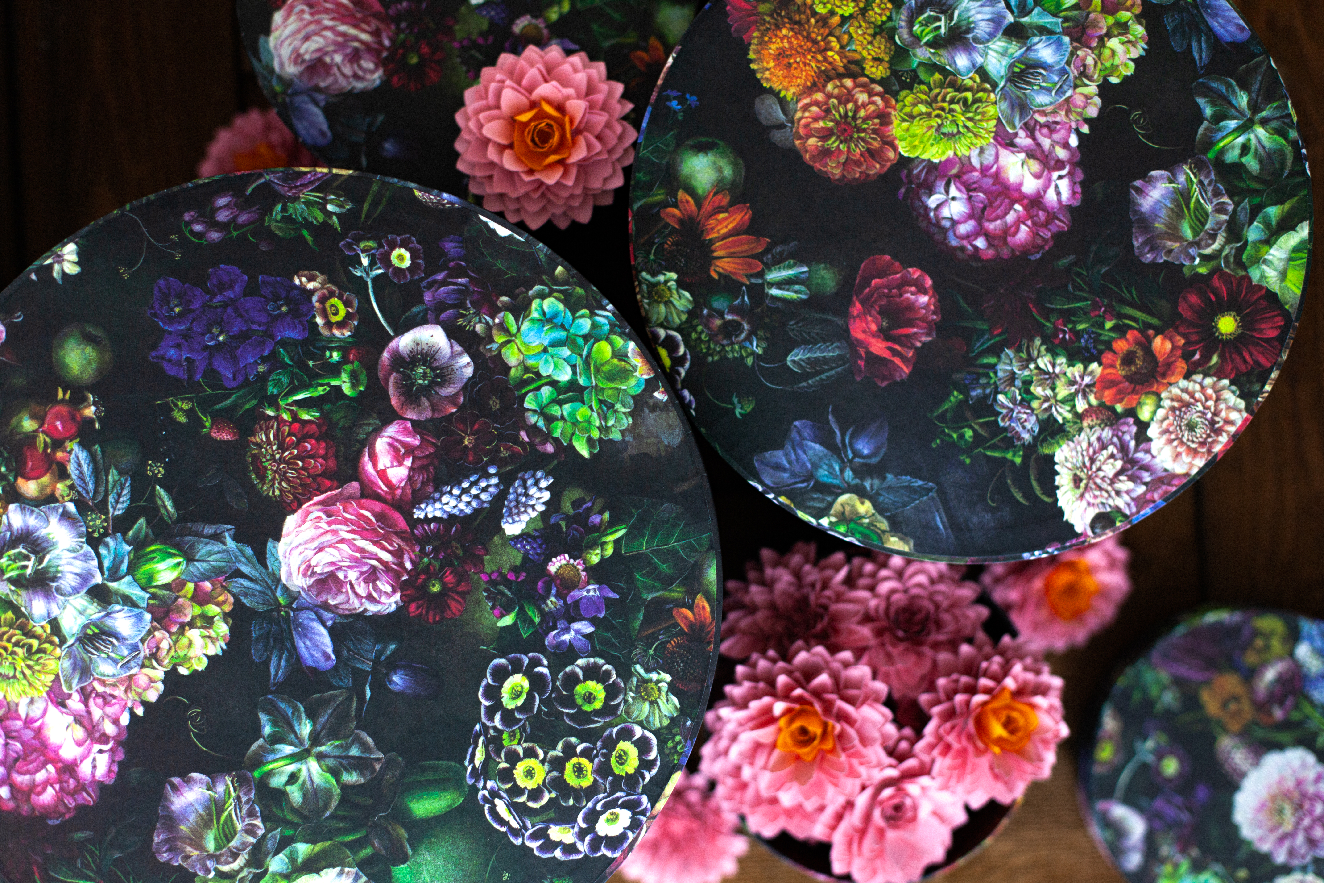 Színes virágok, bájos papírcsodák – A beporzók védelmére figyelmeztet a Bomo Art új kollekciója