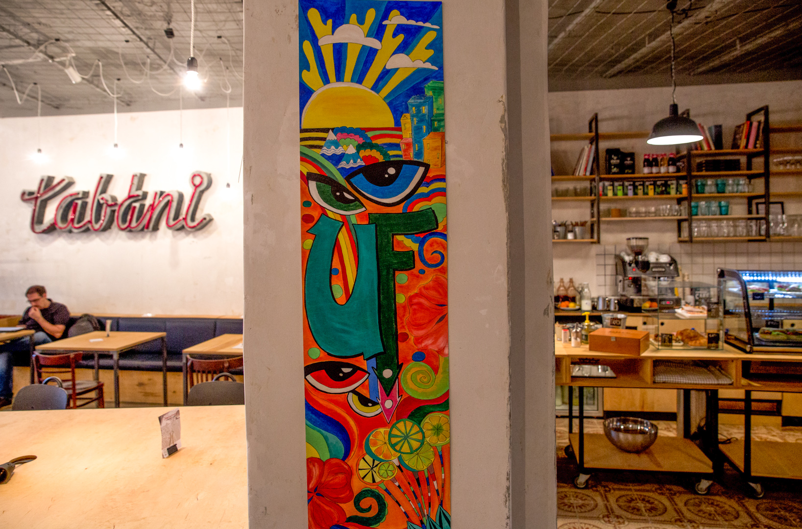 Kávézóba oltott közösségi iroda – teljesen új koncepcióval nyitott meg az UrbanFood a Tabánban