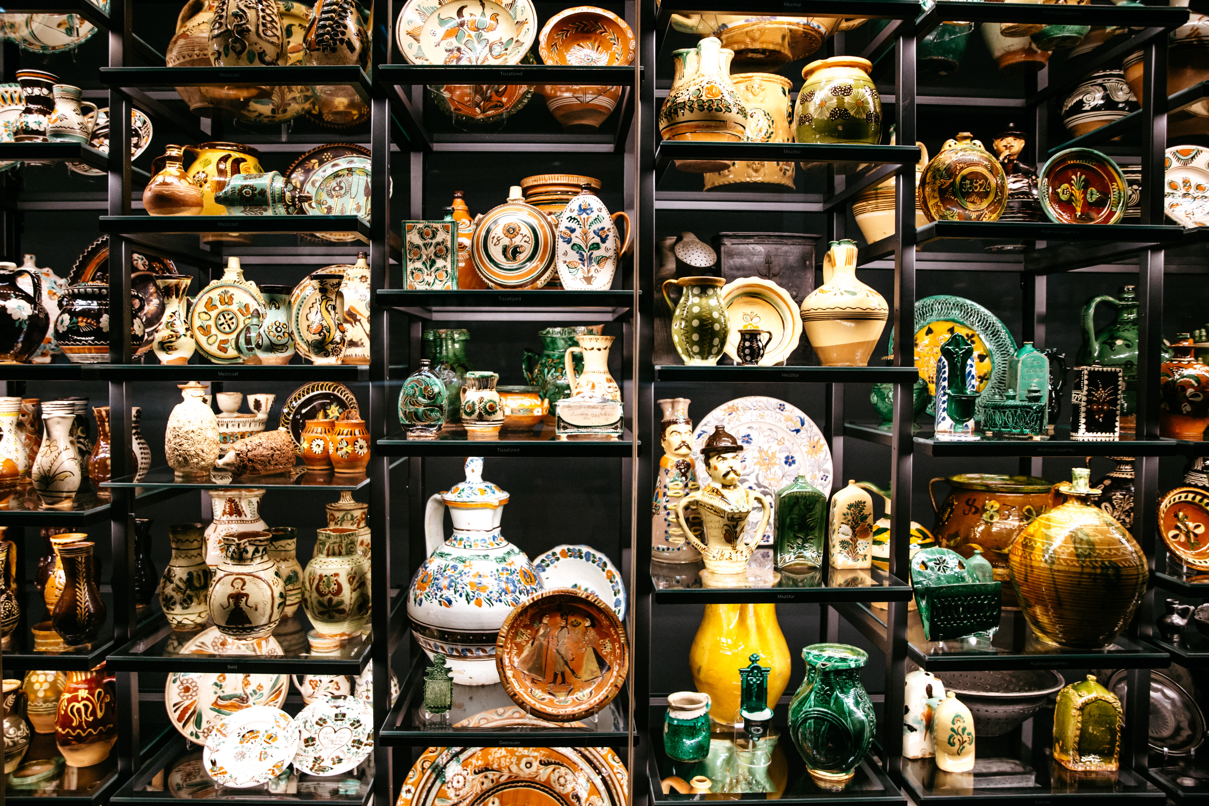 A kerámia sokkal több, mint népi mintás tányér – Megnéztük a Kerámiateret a Néprajzi Múzeumban