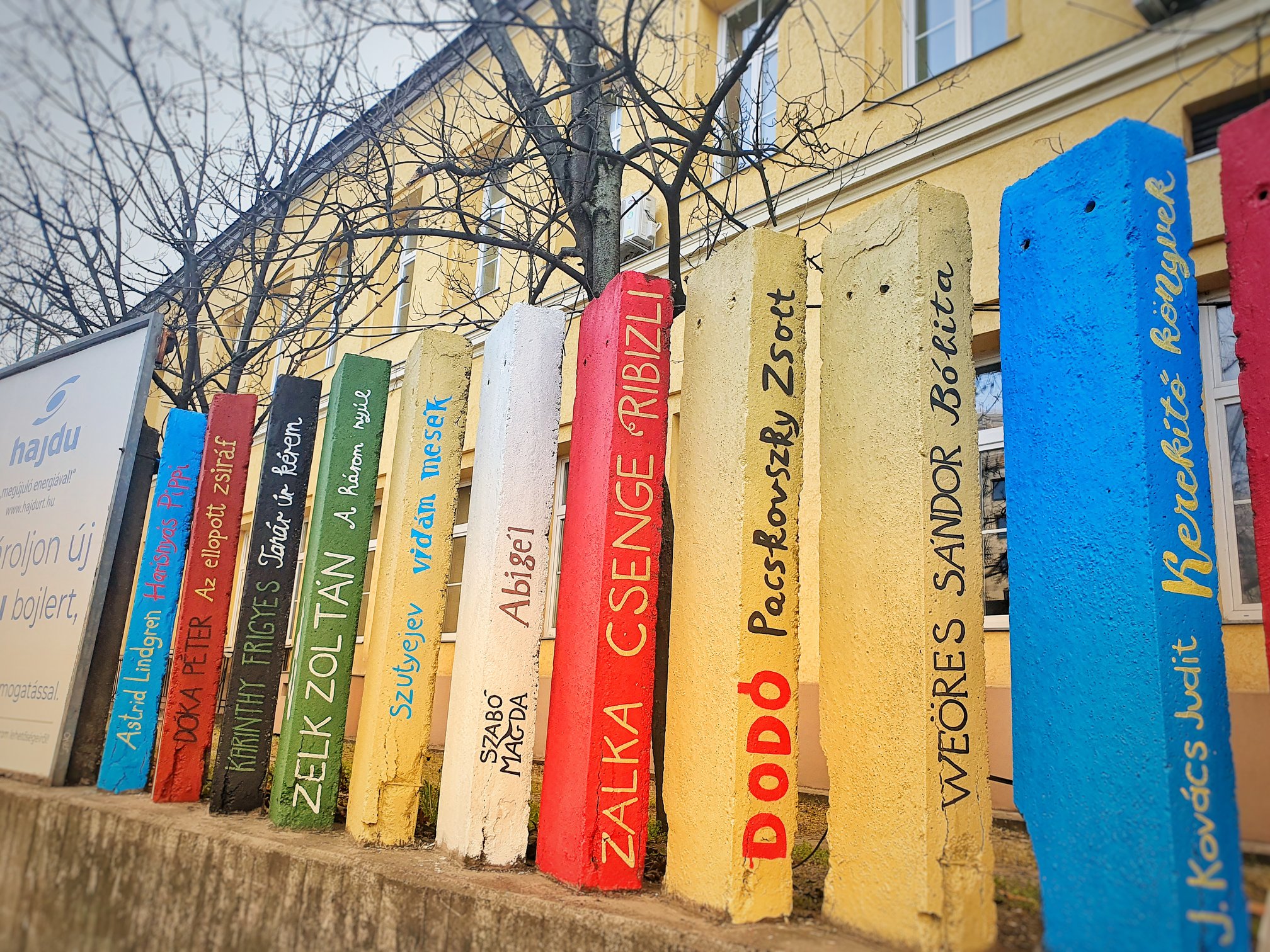 Gigantikus könyvespolccá változott a Bethesda Gyermekkórház kerítése