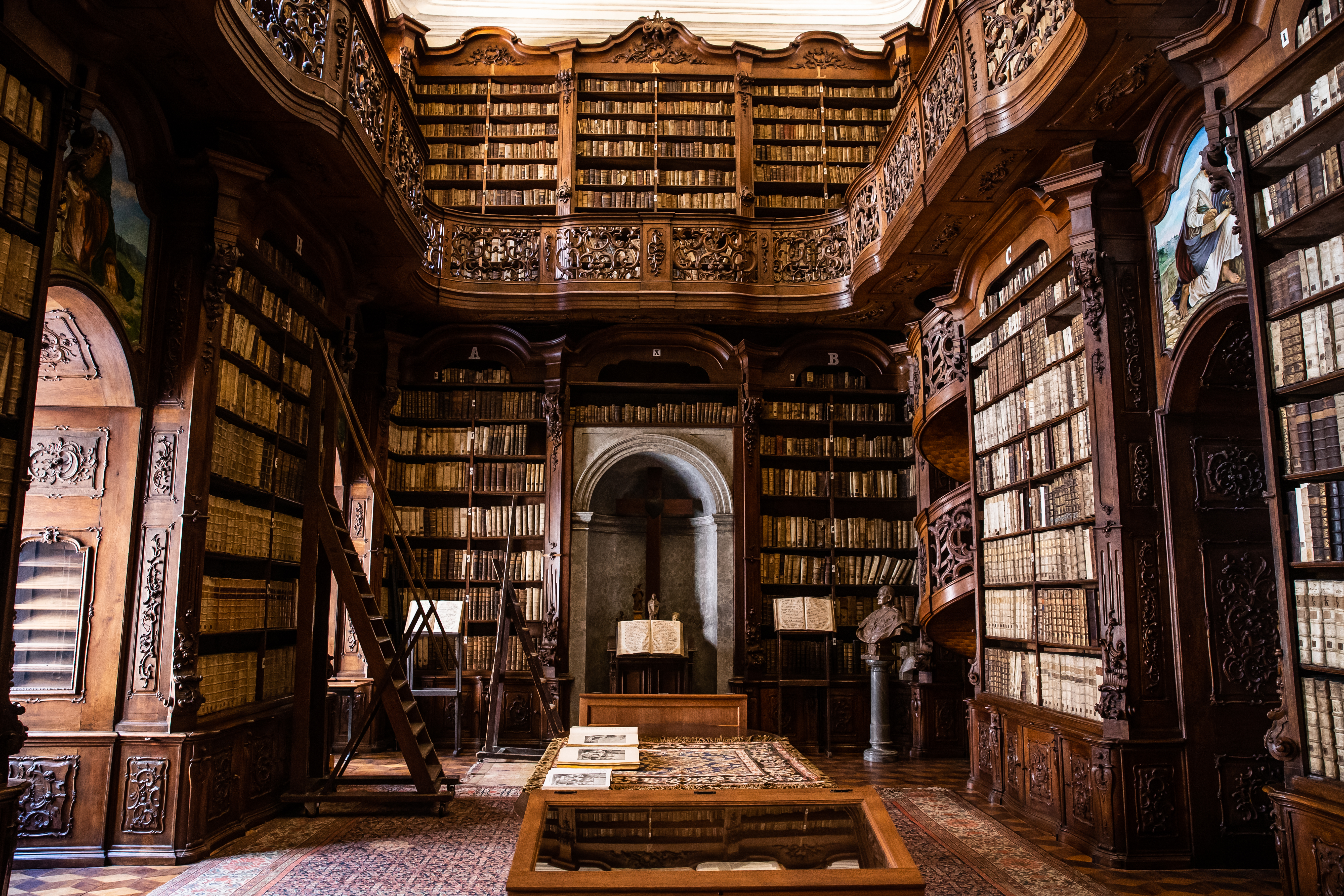 Megnéztük a pálosok csodás barokk könyvtárát, és még harmóniumot is hallgattunk