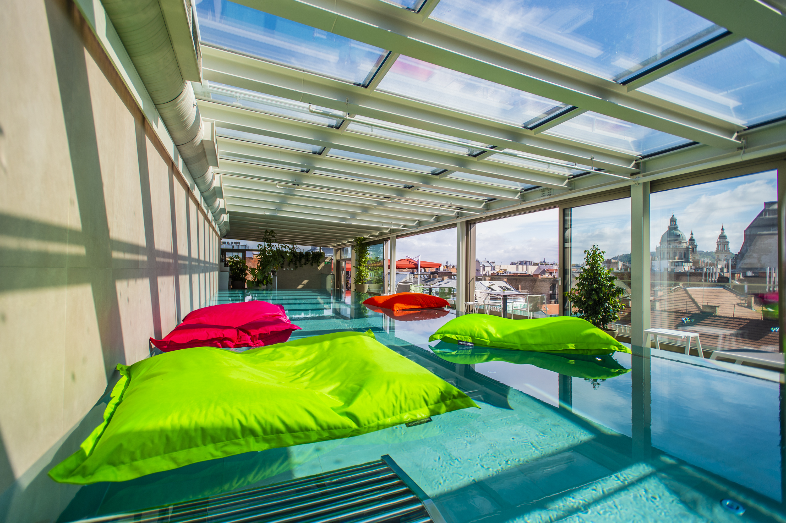 Elég csak a bikinit hozni – megnyílt Budapest első medencés rooftop bárja, a Cortile Sky Bar&Pool