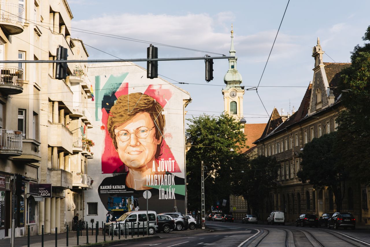 Elkészült a Karikó Katalint ábrázoló ötemeletes falfestmény a Krisztina körúton