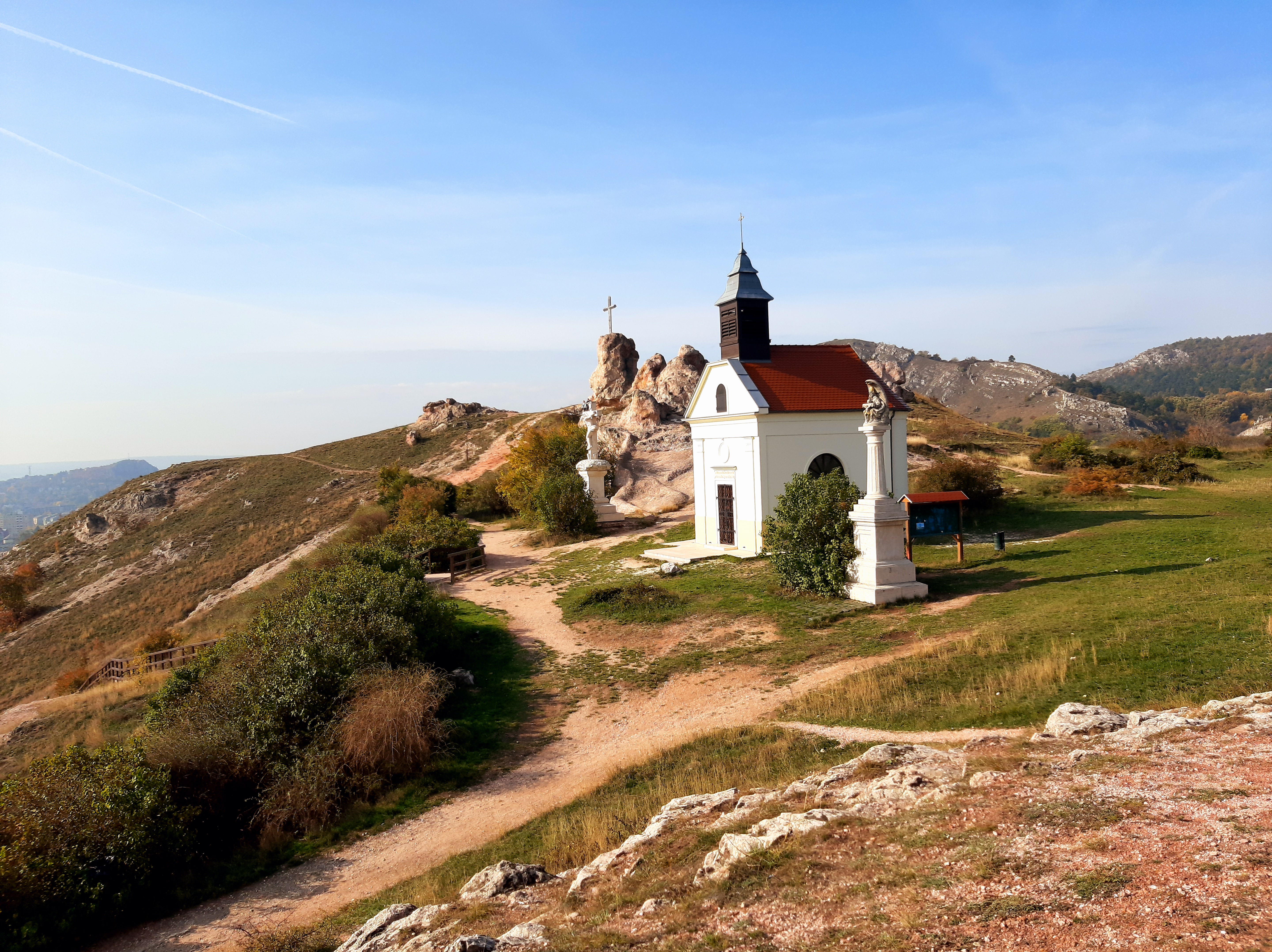 Frenetikus kilátás kápolnával, kereszttel – A budaörsi Kő-hegyen és környékén kalandoztunk