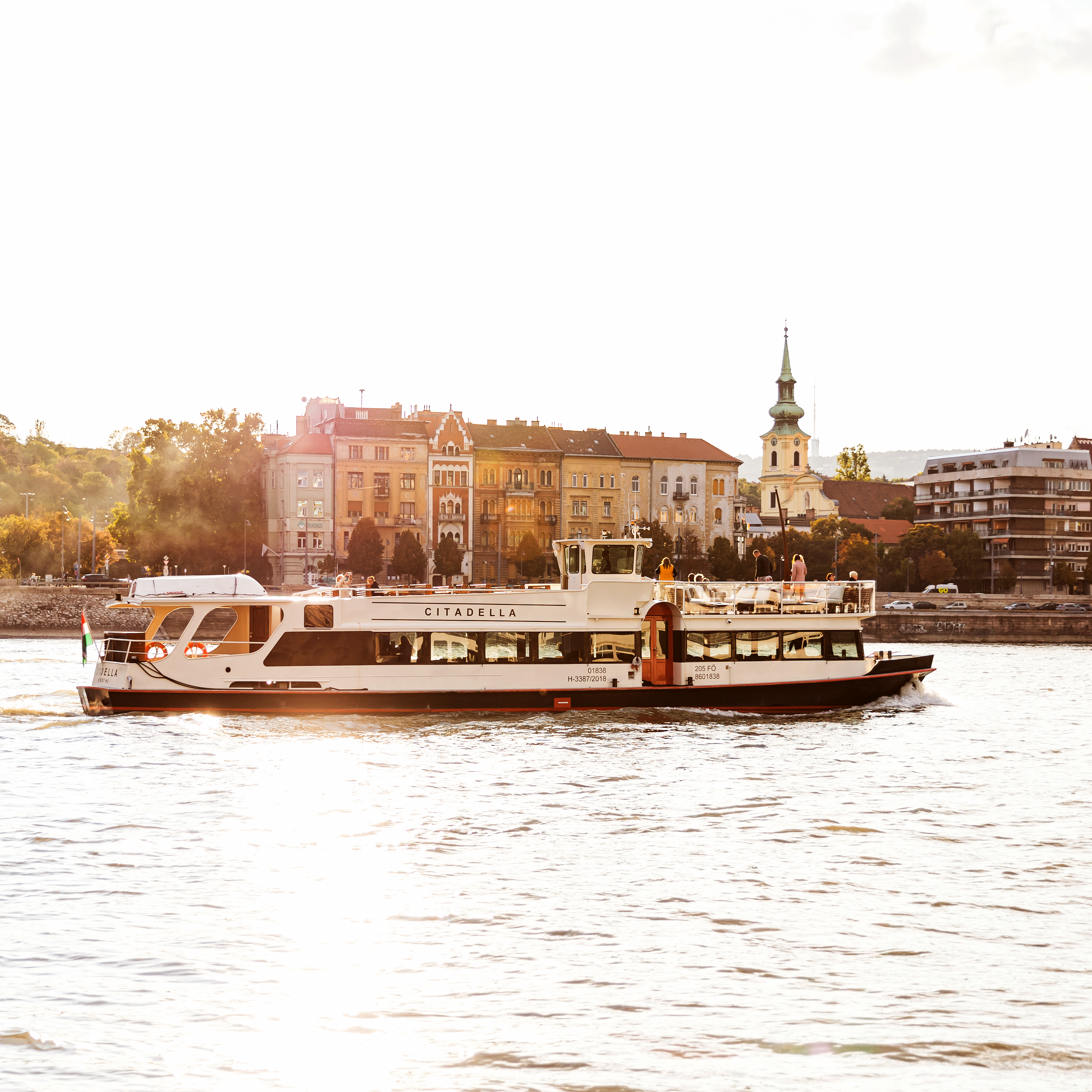 Különleges élmény Budapesten – Dunai sétahajózás a laza elegancia jegyében