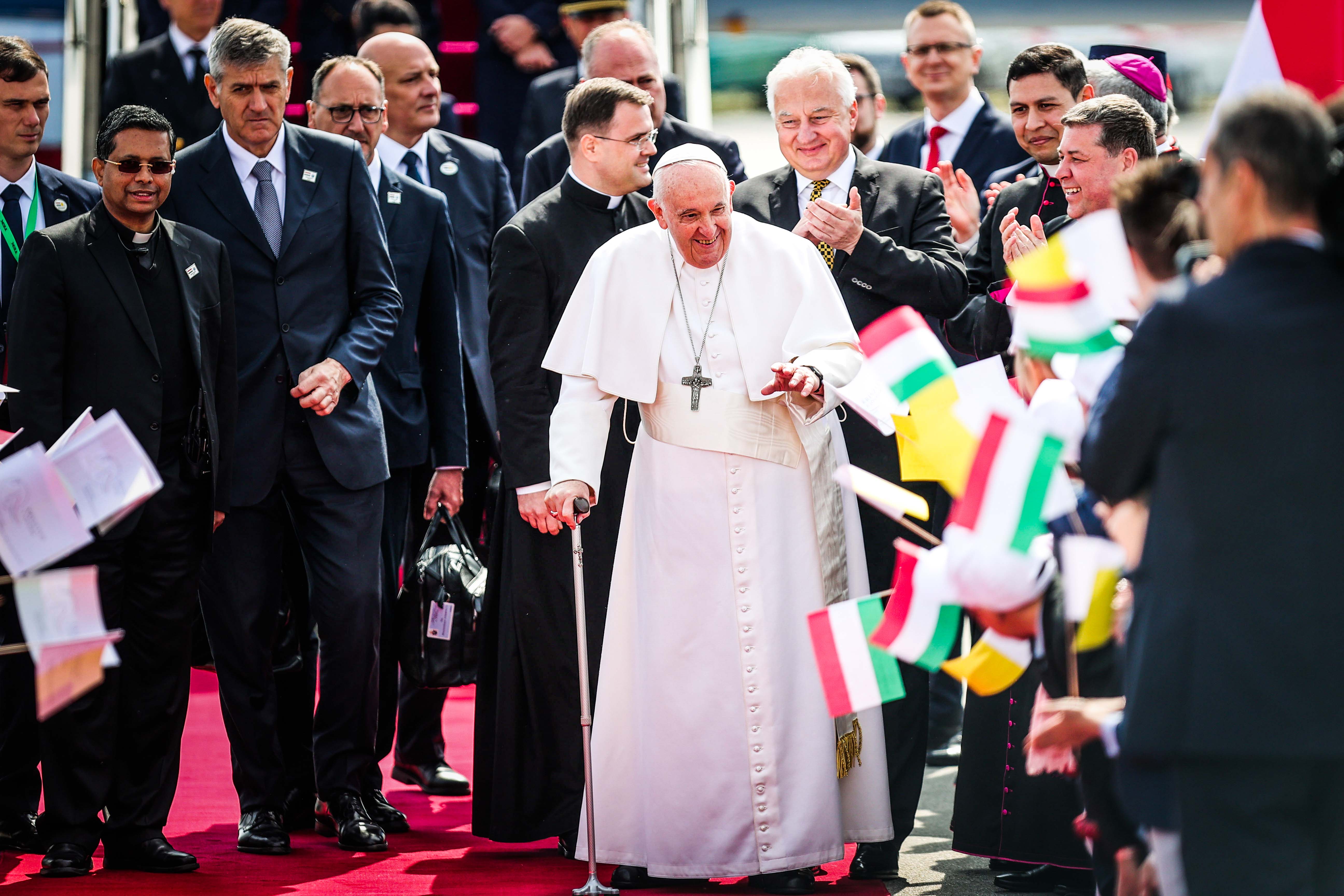 Így érkezett meg Budapestre a pápa – Képgaléria