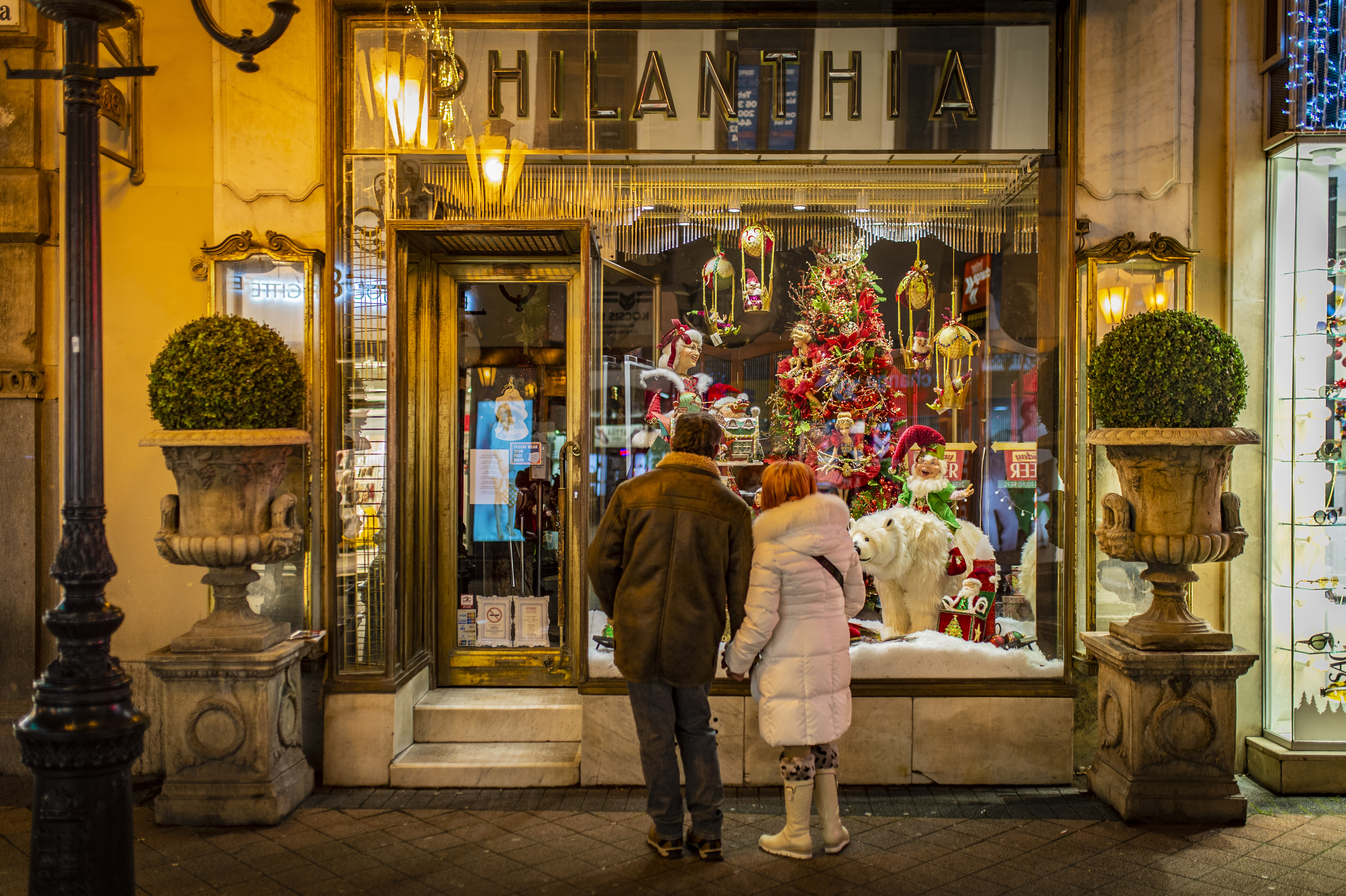 Egy orrocska nyoma a párás üvegen – 7 csodás ünnepi kirakat Budapesten