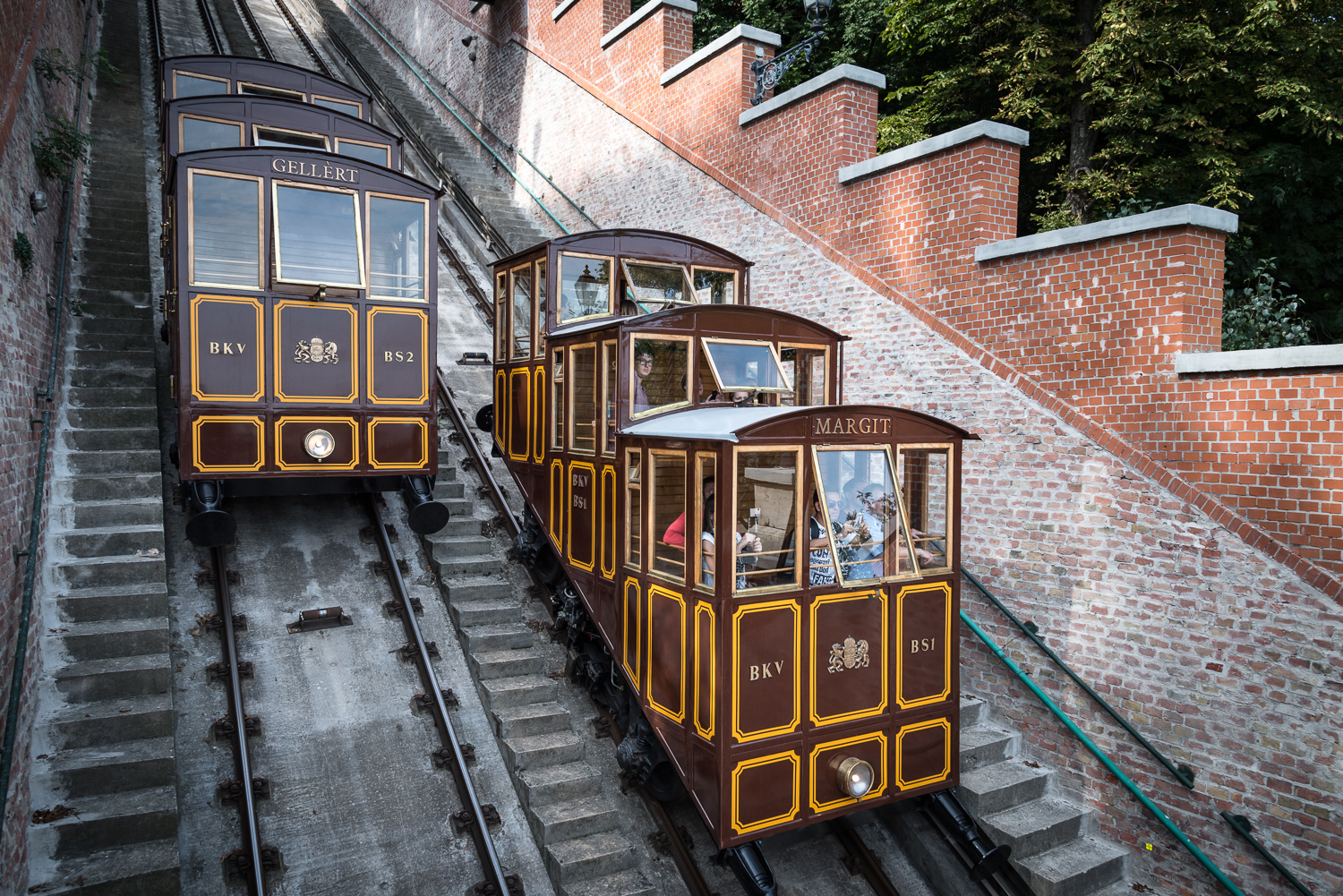 Több mint 150 éve szállítja az utasokat fel a Várba és onnan le Budapest legkülönlegesebb vasútja, a sikló