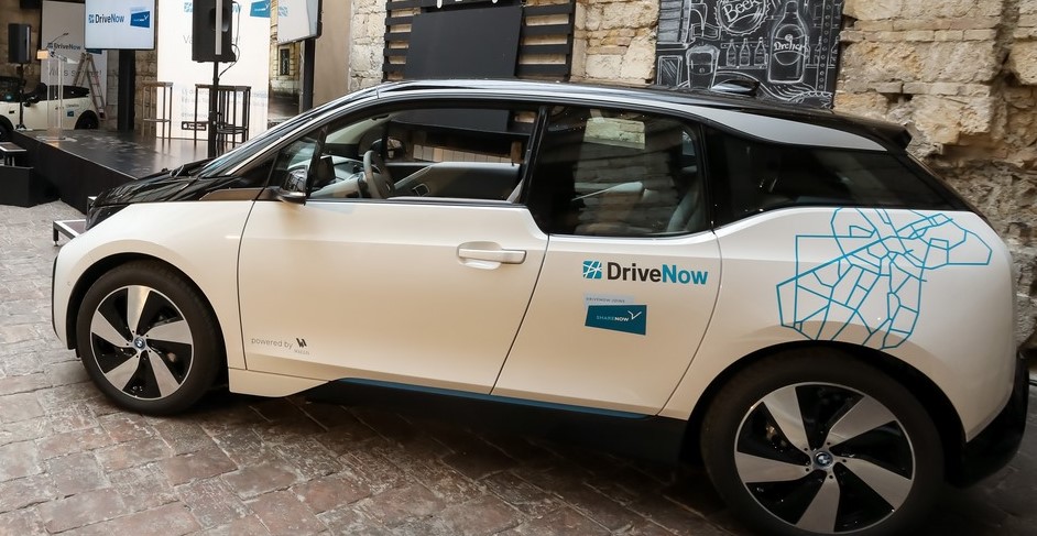 Új közösségi autós szolgáltatás indul Budapesten prémium autókkal – ez lesz a DriveNow