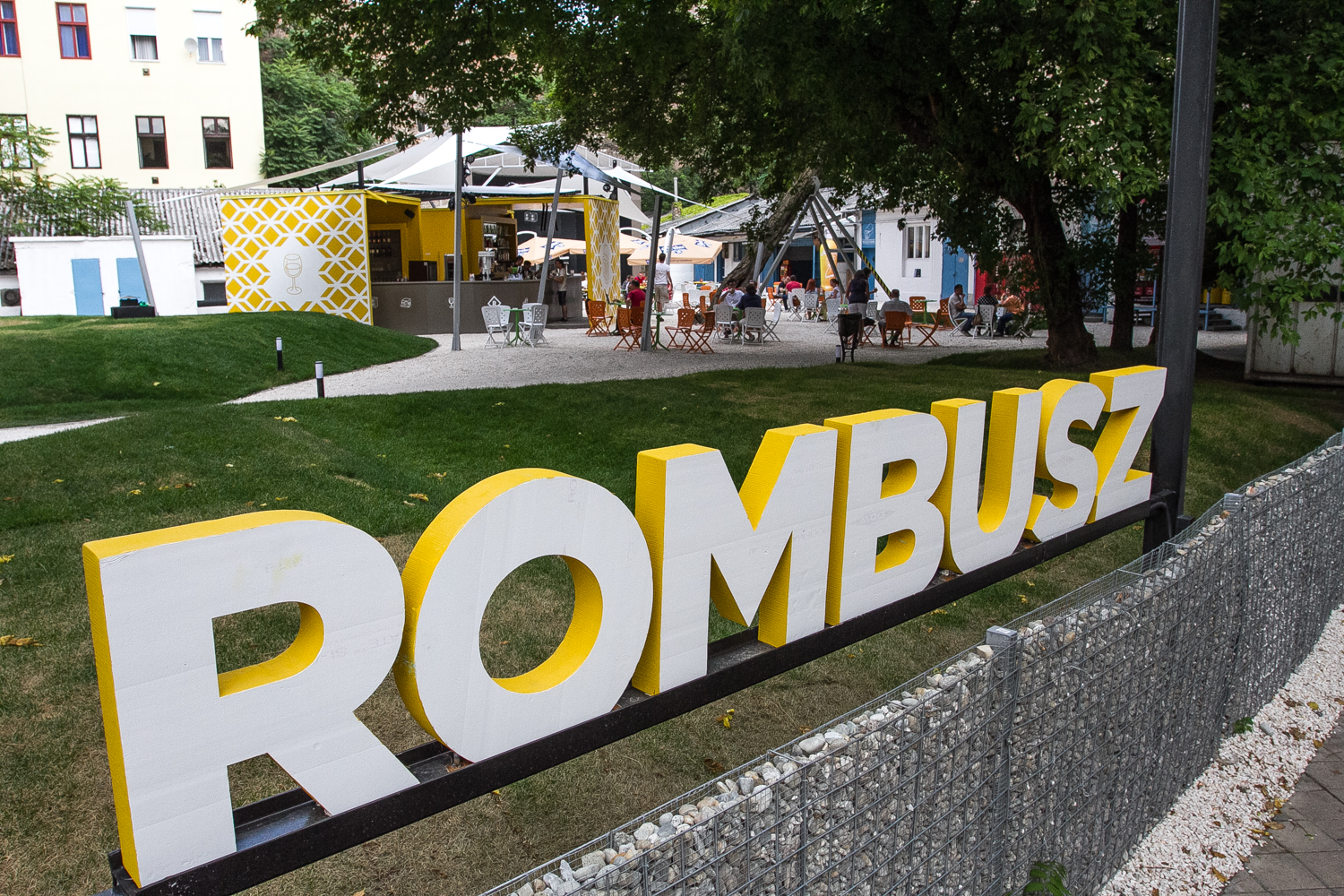 Rombusz - sokoldalú közösségi terasz a Ráday utcában