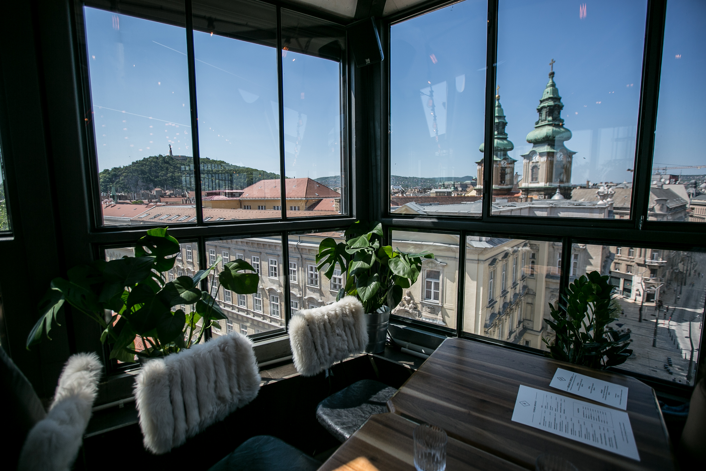 Brunch kilátással – megnyitott a TOPRUM, Budapest új rooftop bárja