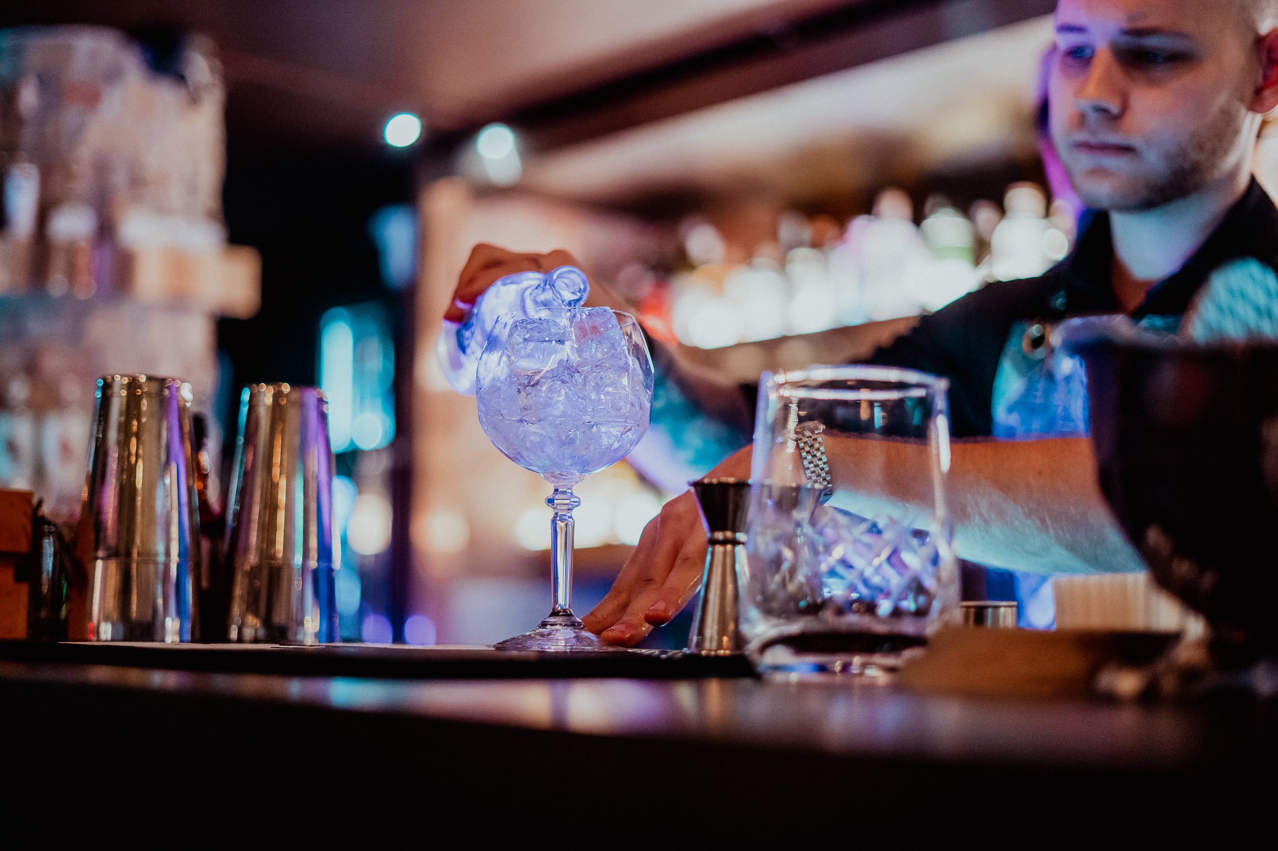 A spanyol, az észt, a holland meg a japán – Közel 100-féle gint kóstolhatunk a Deák térnél nyílt Gin Corner Barban 
