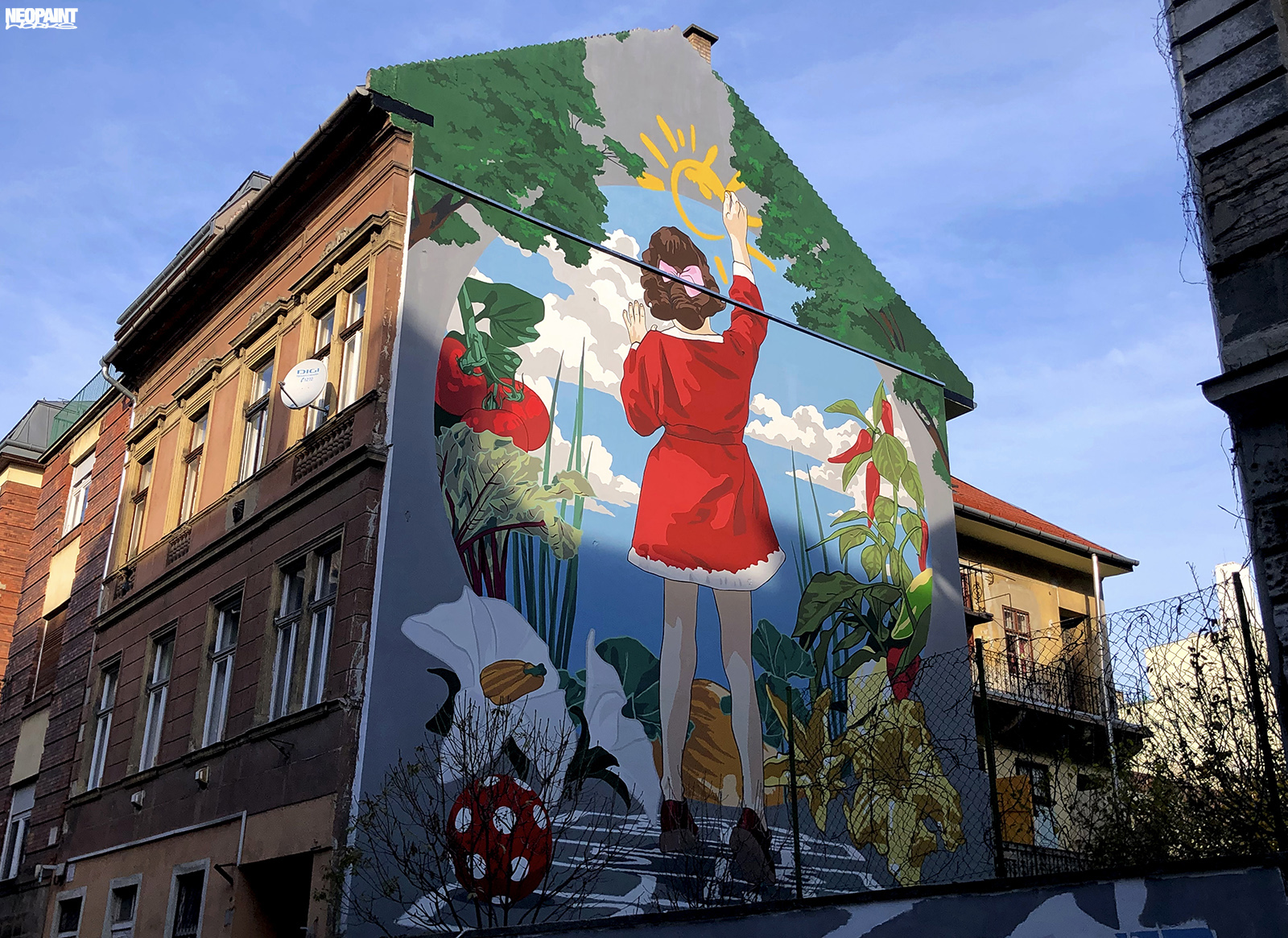 Rajzoló kislány, ugróiskola és pöttyös labda – Budapest első „játszóutcájában” készült el a Neopaint új falfestménye