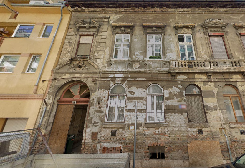 Irodaház vagy luxusszálloda helyett szociális lakásokká alakítanak egy 130 éves, romos házat