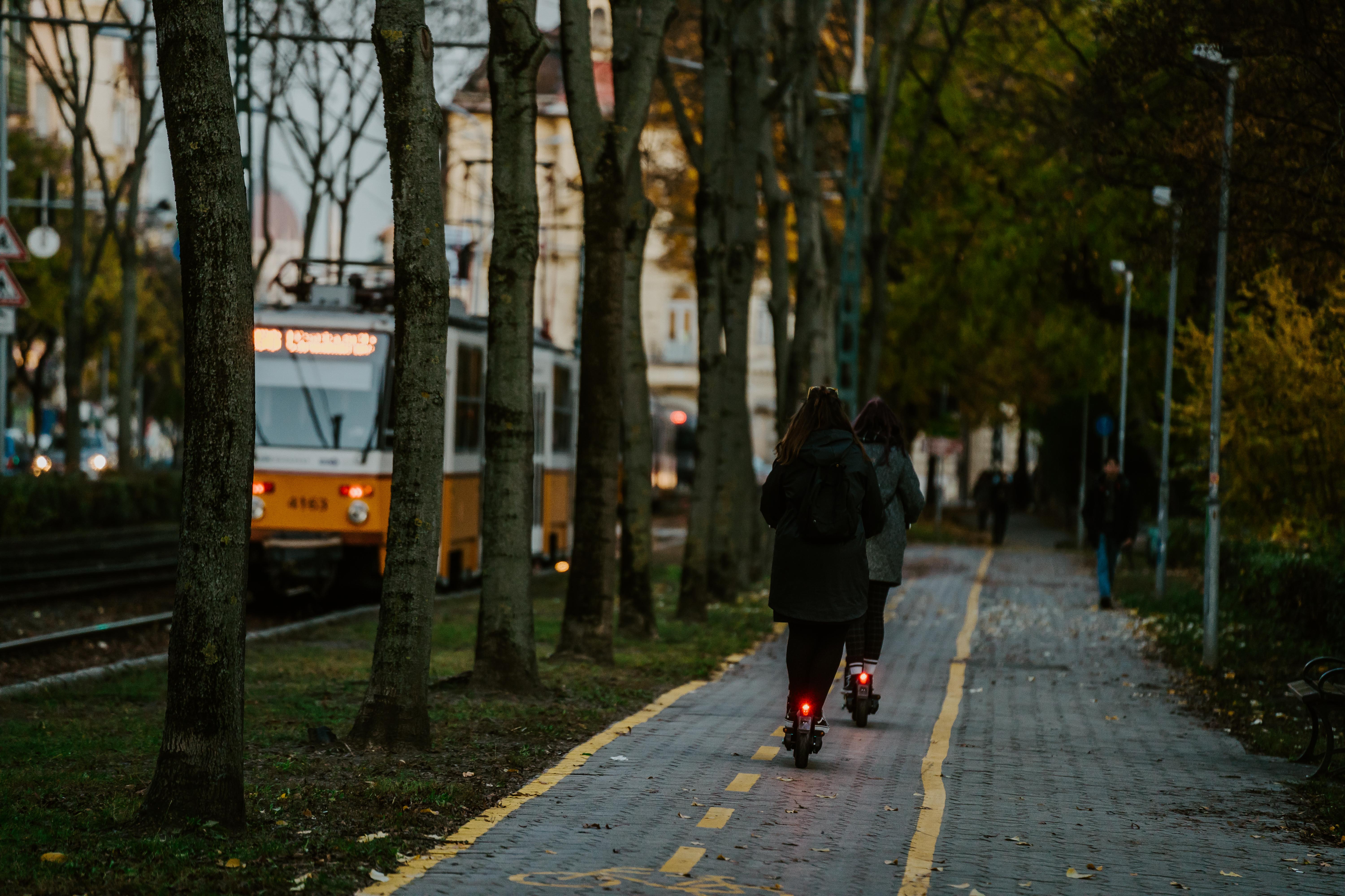 Véget érhet a rollerkáosz – Jönnek a rollerparkolók Budapesten