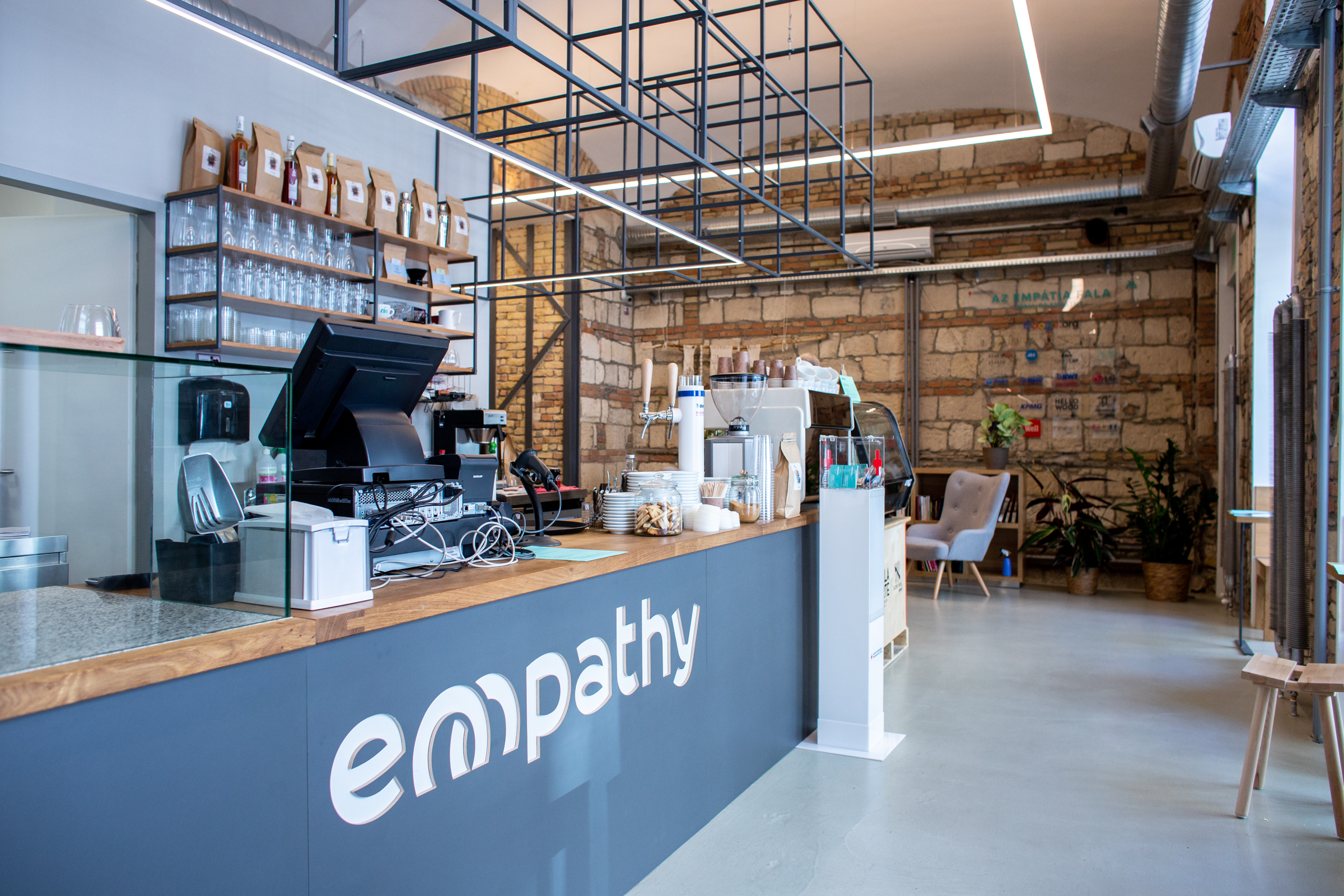Óriási összefogással jött létre a Magyar Vöröskereszt charity-kávézója, az Empathy Café