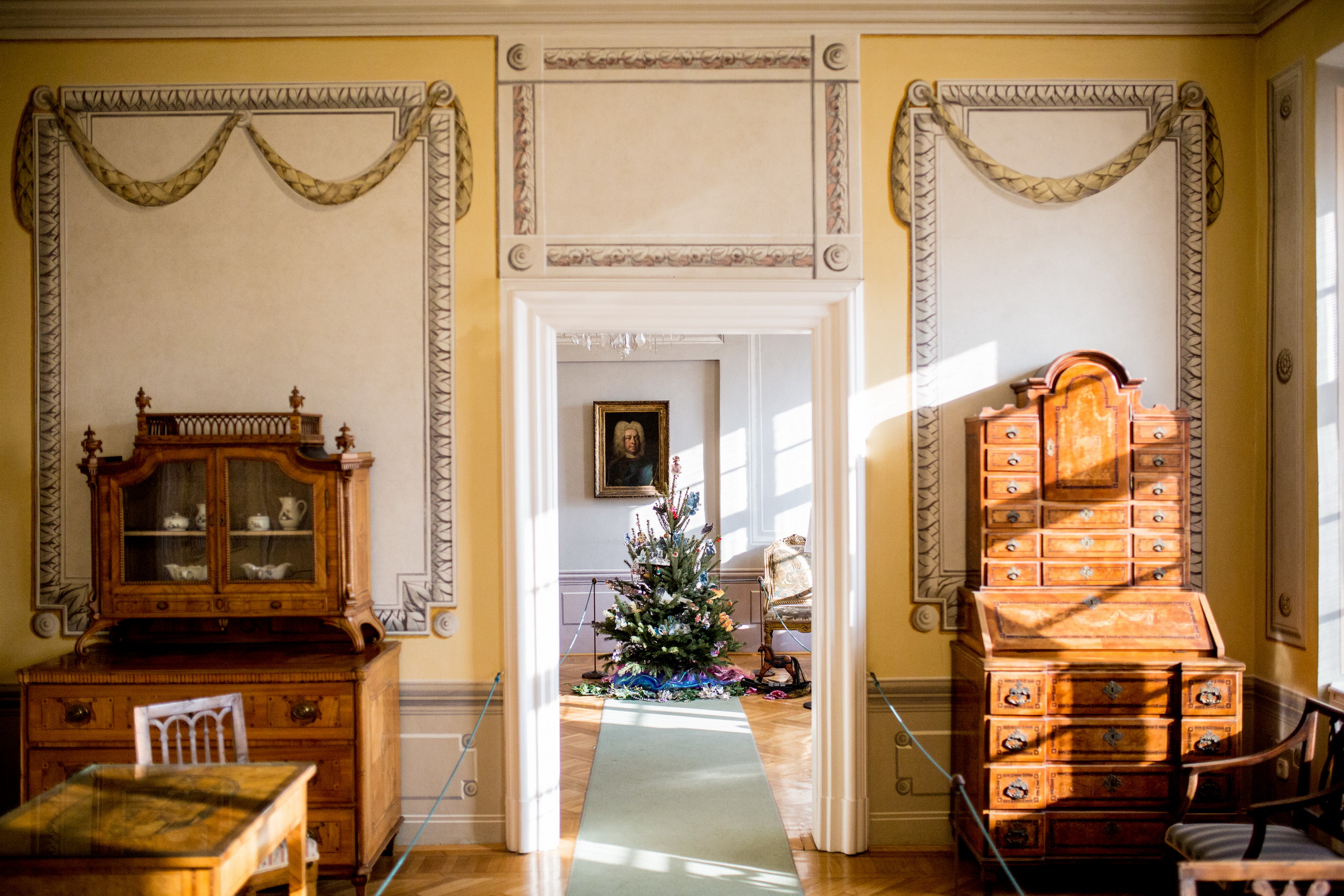 Vintage advent a kastélyban – karácsonyfa- és hintaló-kiállítás a Nagytétényi kastélymúzeumban