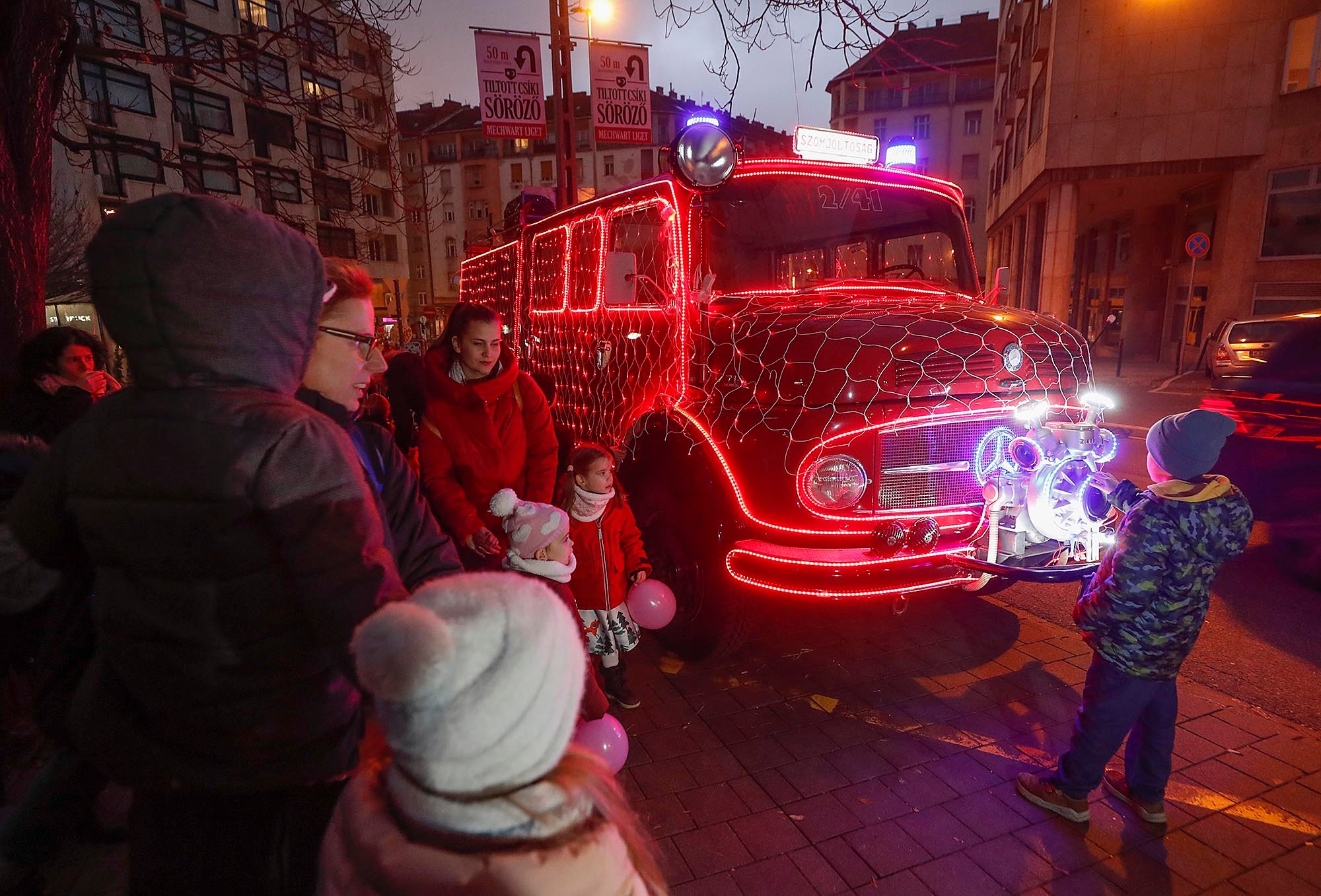 Még két szombaton láthatjuk a karácsonyi tűzoltóautót a II. kerületben