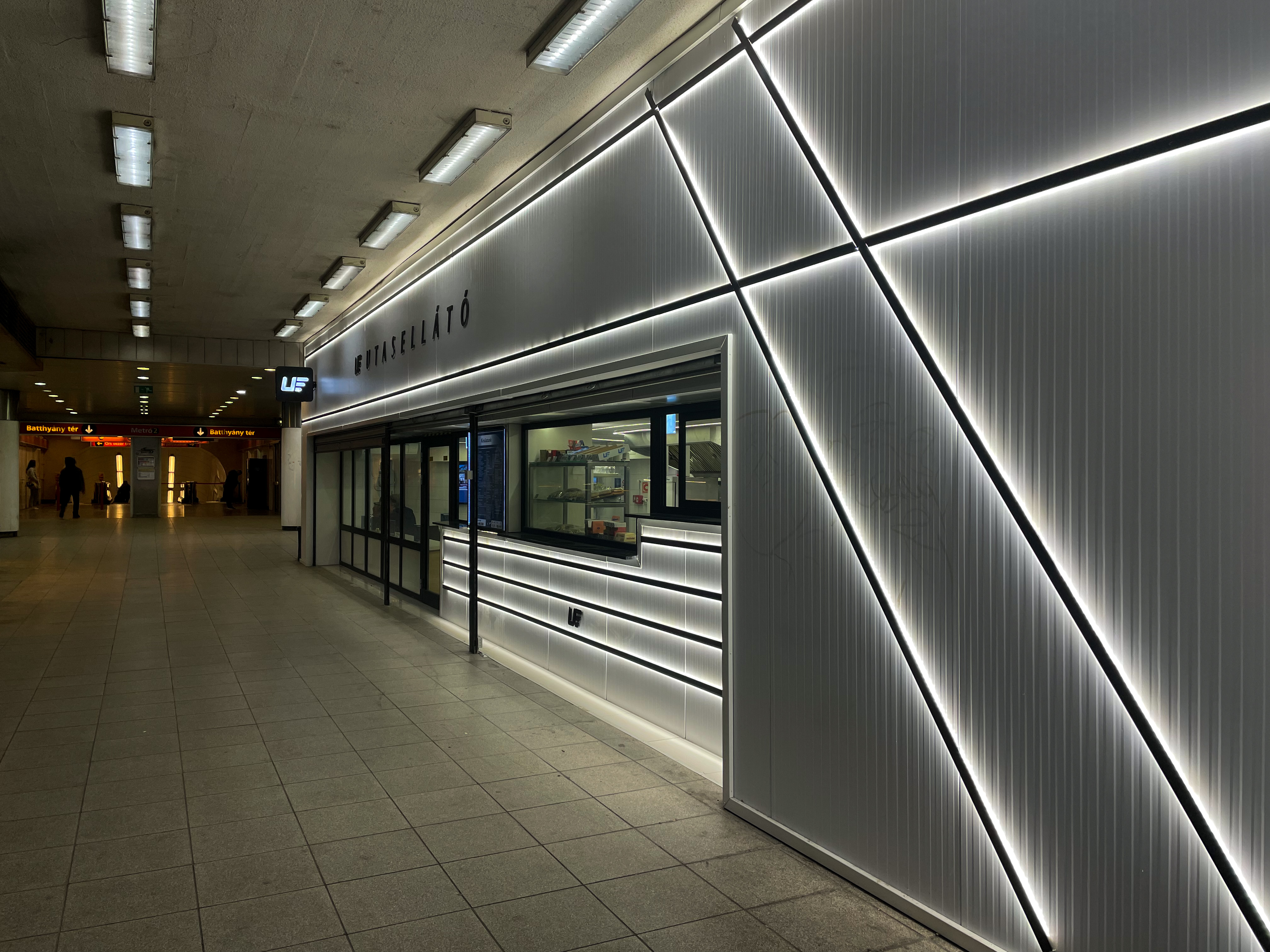 Modern restivel bővült a Batthyány téri metró- és HÉV-megálló – Kapható a nosztalgia az Utasellátóban?