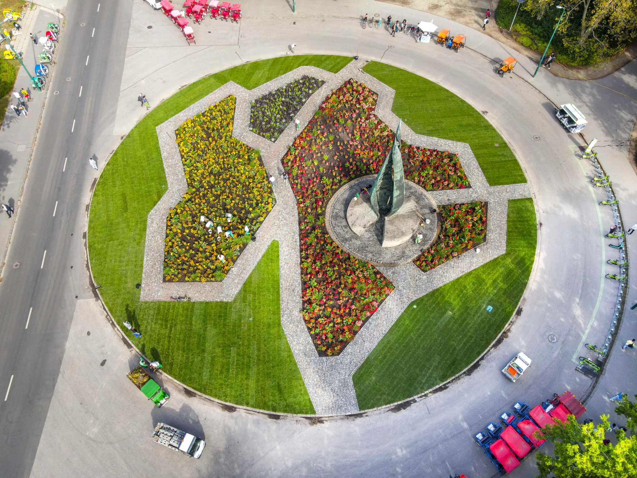 Elkészült az egyesült Budapestet megformáló virágágyás a Margitszigeten