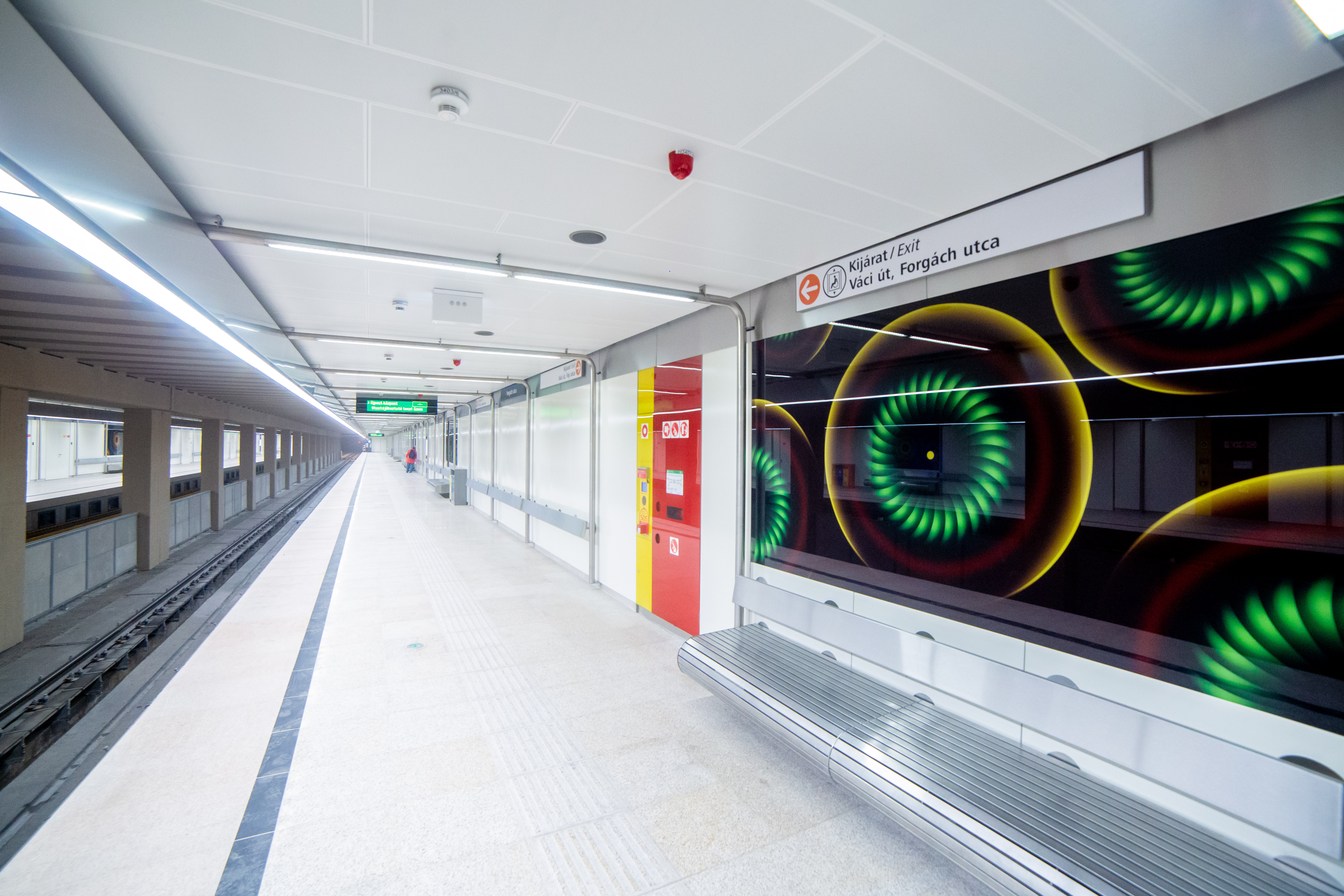 Újra jár a 3-as metró - fotógaléria a felújított állomásokról