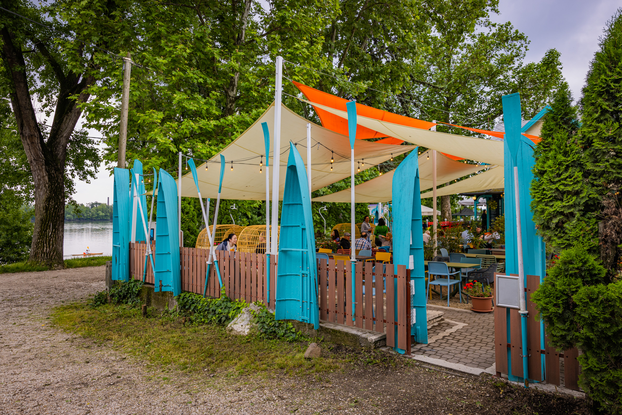 Tasty fish dishes, cold drinks and live music await at Evezős Sörkert on Római-part