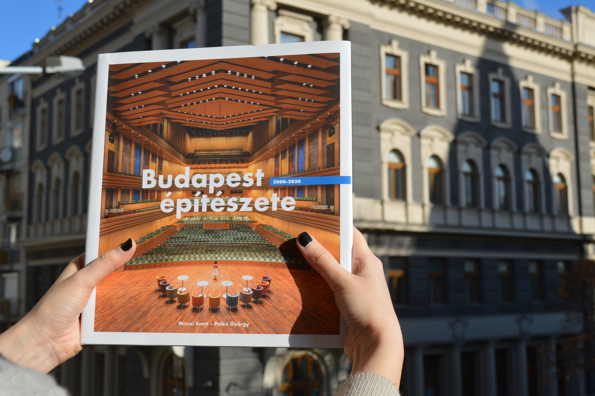 Ezt a csodás albumot mindenképp szerezd be, ha érdekel Budapest kortárs építészete!